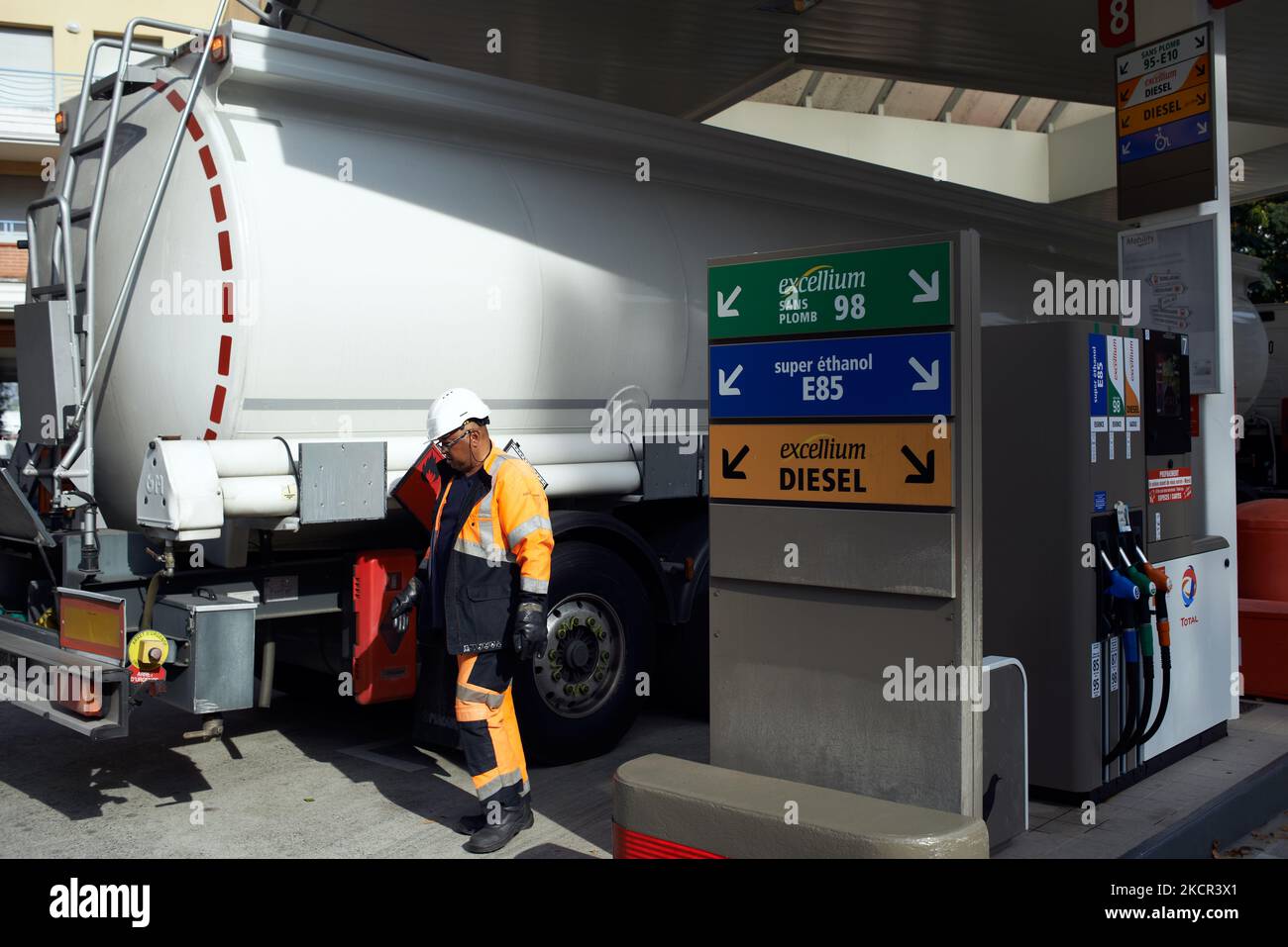 Un employé se prépare à remplir une station-service à Toulouse. Le gouvernement français se prépare à annoncer un plan visant à aider les consommateurs à payer leur facture de carburant alors que les prix de l'énergie ont grimpé en flèche après la pandémie de Covid-19. Le prix du carburant est presque toujours élevé. Le gouvernement Macron veut subventionner l'utilisation des combustibles fossiles pour aider les gens. Ils craignent une reprise des manifestations de Gilets Jaunes, qui ont commencé il y a près de trois ans à propos du prix de l'essence alors que la campagne française pour l'élection présidentielle va vraiment commencer dans les mois à venir. Toulouse. France. 20 octobre 2021. (Photo d'Alain Pitton/nu Banque D'Images