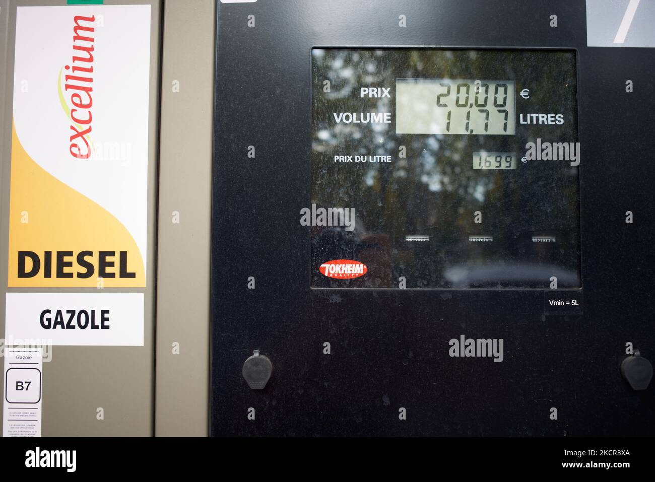 Un homme a mis pour €20 (11,77 litres) d'essence dans sa voiture, il a expliqué qu'il commence à se déplacer avec les transports en commun en raison du prix élevé du carburant. Le gouvernement français se prépare à annoncer un plan visant à aider les consommateurs à payer leur facture de carburant alors que les prix de l'énergie ont grimpé en flèche après la pandémie de Covid-19. Le prix du carburant est presque toujours élevé. Le gouvernement Macron veut subventionner l'utilisation des combustibles fossiles pour aider les gens. Ils craignent une reprise des manifestations de Gilets Jaunes, qui ont commencé il y a près de trois ans à propos du prix de l'essence, comme le sera la campagne française pour l'élection présidentielle Banque D'Images