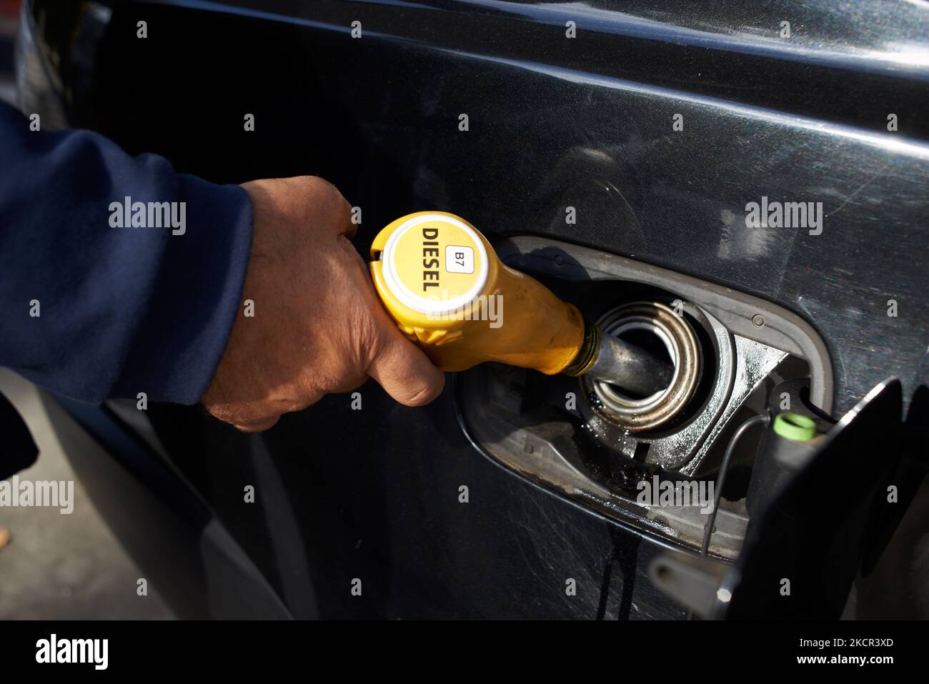 Un homme a mis pour €20 (11,77 litres) d'essence dans sa voiture, il a expliqué qu'il commence à se déplacer avec les transports en commun en raison du prix élevé du carburant. Le gouvernement français se prépare à annoncer un plan visant à aider les consommateurs à payer leur facture de carburant alors que les prix de l'énergie ont grimpé en flèche après la pandémie de Covid-19. Le prix du carburant est presque toujours élevé. Le gouvernement Macron veut subventionner l'utilisation des combustibles fossiles pour aider les gens. Ils craignent une reprise des manifestations de Gilets Jaunes, qui ont commencé il y a près de trois ans à propos du prix de l'essence, comme le sera la campagne française pour l'élection présidentielle Banque D'Images