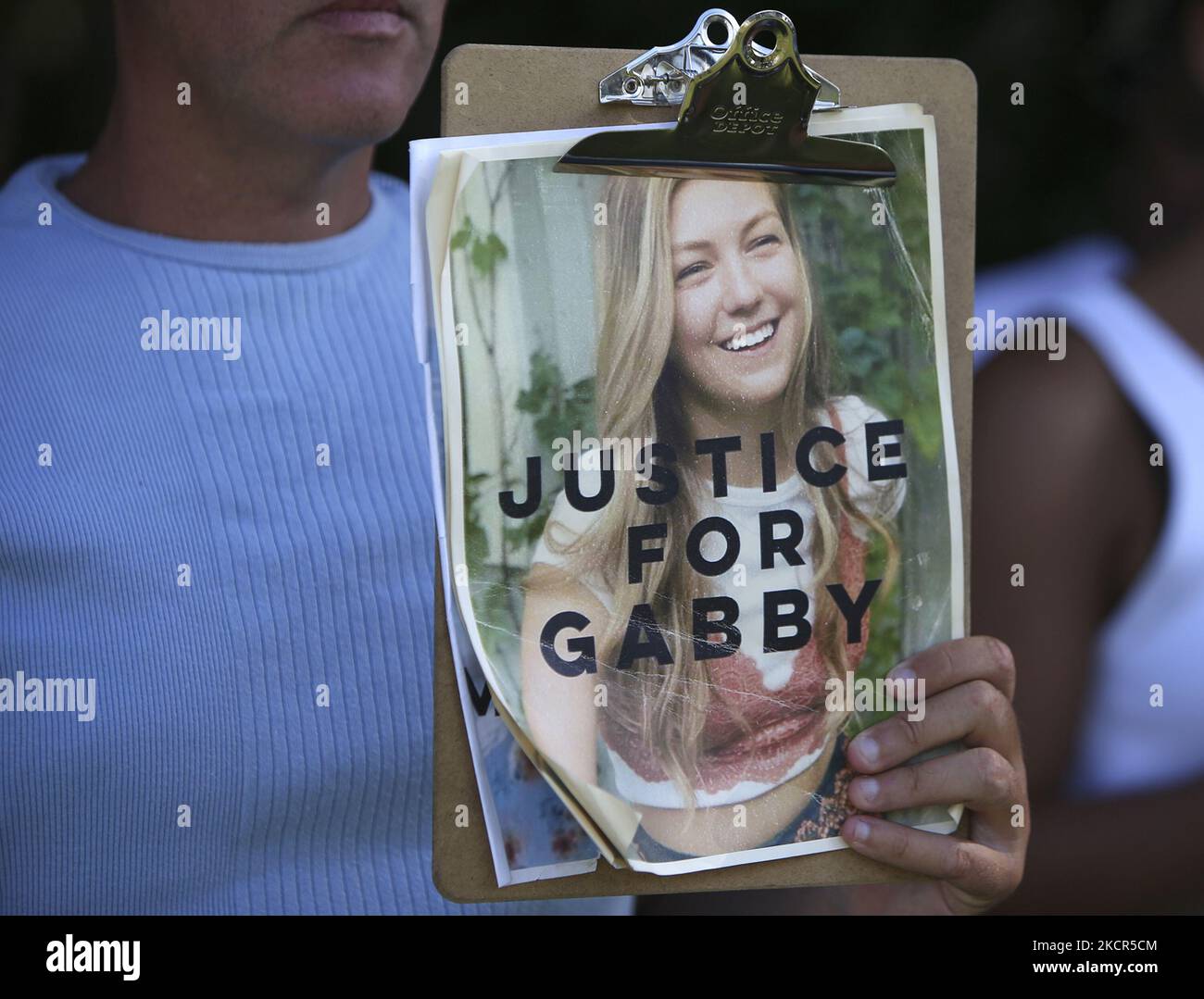 Les partisans de la « justice pour Gabby » se sont rassemblés mercredi à l'entrée du parc environnemental du ruisseau Myakkahatchee, dans le nord de Port Florida, 20 octobre 2021. Une conférence de presse a été prévue concernant les restes liés à Brian Laundrie qui ont été découverts dans le parc. Laundrie est une personne qui a un intérêt pour le meurtre de Gabby Petito. (Photo de Thomas O'Neill/NurPhoto) Banque D'Images