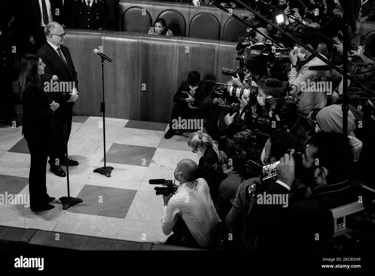 (Editeur de notes image convertie en noir et blanc) le maire de Rome reçoit le transfert Roberto Gualtieri (le nouveau maire de Rome reçoit le transfert à Campidoglio du maire sortant Virginia Raggi) , à Rome, Italie, 21 octobre 2021.(photo par Andrea Ronchini/NurPhoto) Banque D'Images