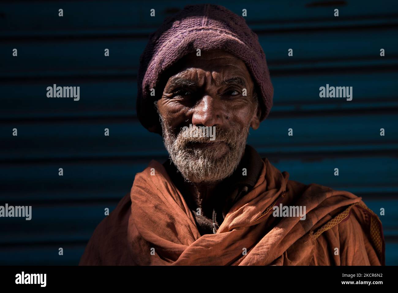 Katmandou, Népal- 20 avril, 2019 : les aiguiseurs de couteaux aiguisent les couteaux dans les rues de Katmandou de manière traditionnelle. Banque D'Images Katmandou, Népal- 20 avril, 2019 : les aiguiseurs de couteaux aiguisent les couteaux dans les rues de Katmandou de manière traditionnelle. Banque D'Images