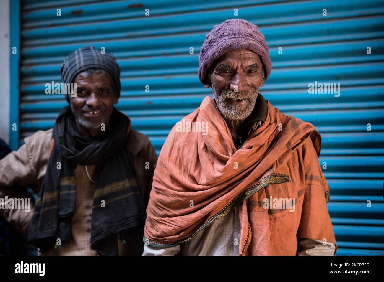 Katmandou, Népal- 20 avril, 2019 : les aiguiseurs de couteaux aiguisent les couteaux dans les rues de Katmandou de manière traditionnelle. Banque D'Images Katmandou, Népal- 20 avril, 2019 : les aiguiseurs de couteaux aiguisent les couteaux dans les rues de Katmandou de manière traditionnelle. Banque D'Images