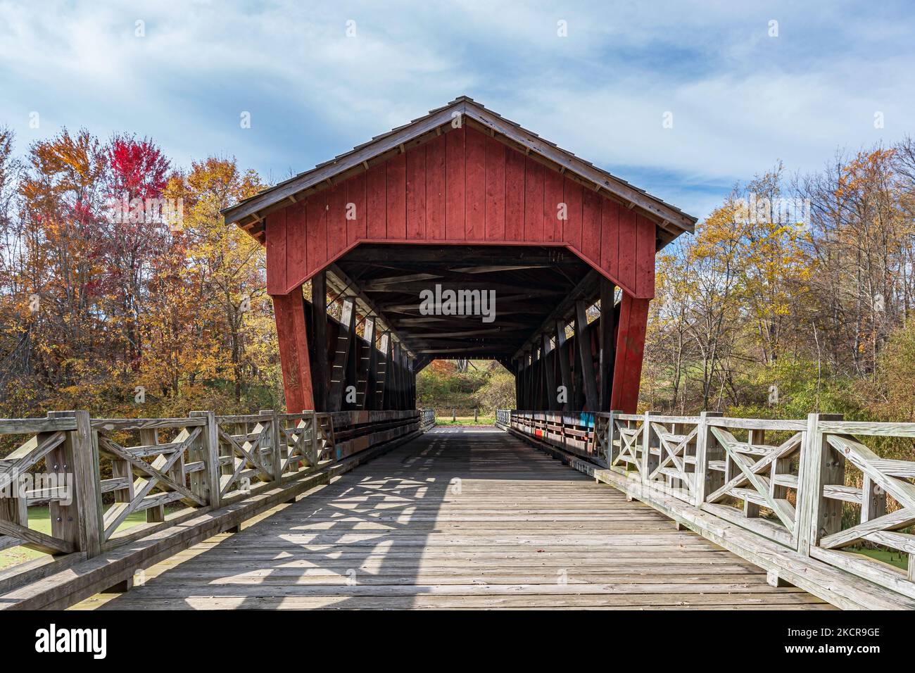 St. Clairsville, Ohio, États-Unis- 25 octobre 2022 : pont couvert historique Schaeffer Campbell situé sur le campus de Belmont de l'Université de l'Ohio et construit à l'origine i Banque D'Images