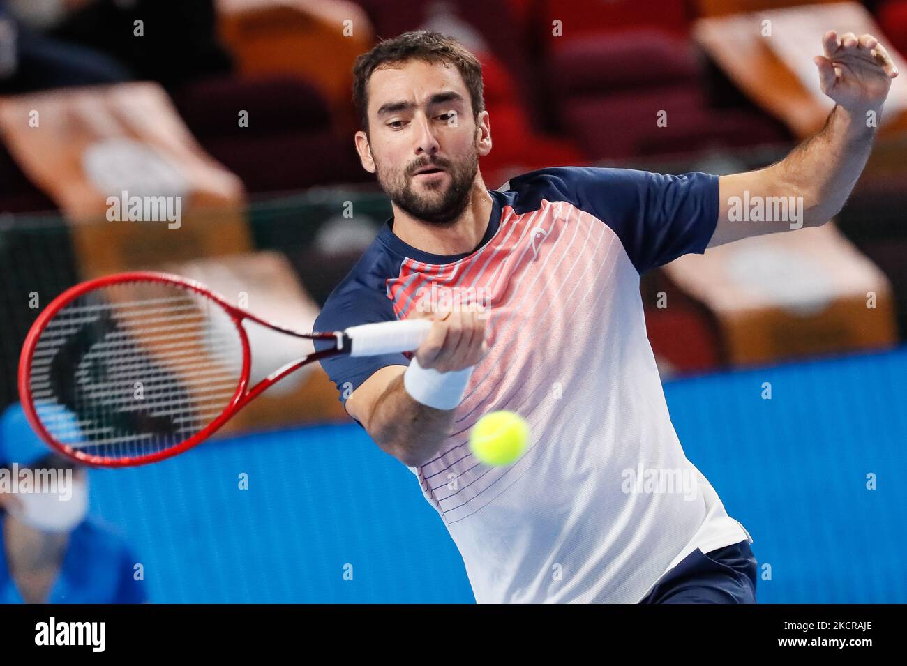 Marin Cilic, de Croatie, retourne le ballon à Ricardas Beransis, de Lituanie, lors du match de tennis semi-fin masculin de la coupe du Kremlin ATP 250 VTB 2021 Tournoi international de tennis au Palais de gymnastique Irina Viner-Usmanova à 23 octobre 2021, à Moscou, en Russie. (Photo de Mike Kireev/NurPhoto) Banque D'Images