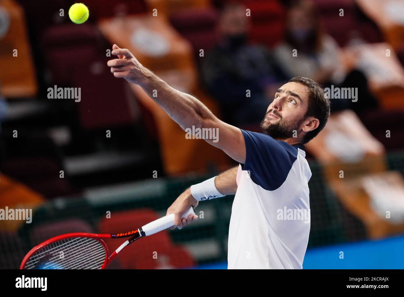 Marin Cilic, de Croatie, sert le ballon à Ricardas Beransis, de Lituanie, lors du match de tennis semi-fin masculin de la coupe du Kremlin ATP 250 VTB 2021 Tournoi international de tennis au Palais de gymnastique Irina Viner-Usmanova à 23 octobre 2021, à Moscou, en Russie. (Photo de Mike Kireev/NurPhoto) Banque D'Images