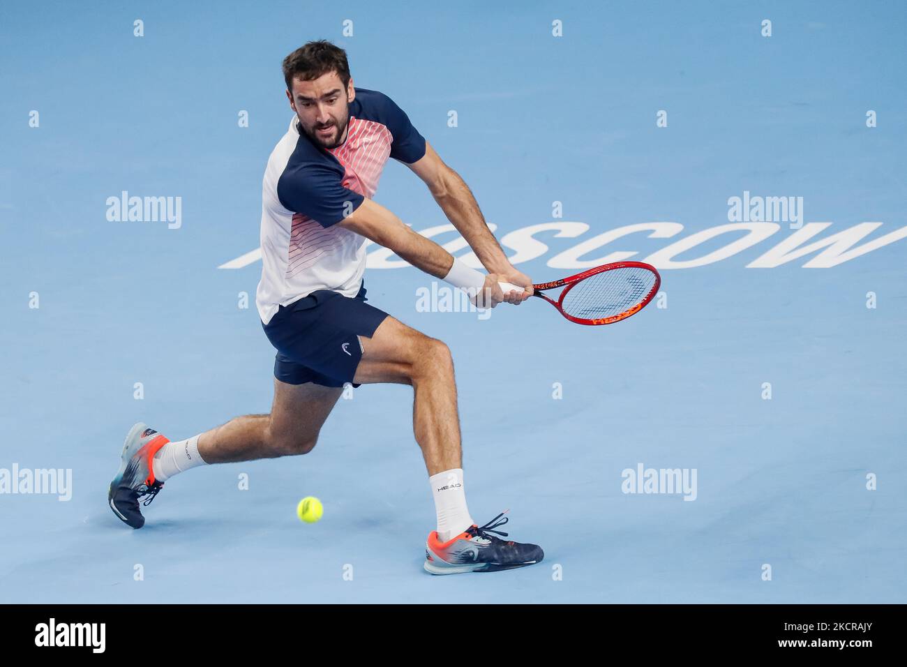 Marin Cilic, de Croatie, retourne le ballon à Ricardas Beransis, de Lituanie, lors du match de tennis semi-fin masculin de la coupe du Kremlin ATP 250 VTB 2021 Tournoi international de tennis au Palais de gymnastique Irina Viner-Usmanova à 23 octobre 2021, à Moscou, en Russie. (Photo de Mike Kireev/NurPhoto) Banque D'Images