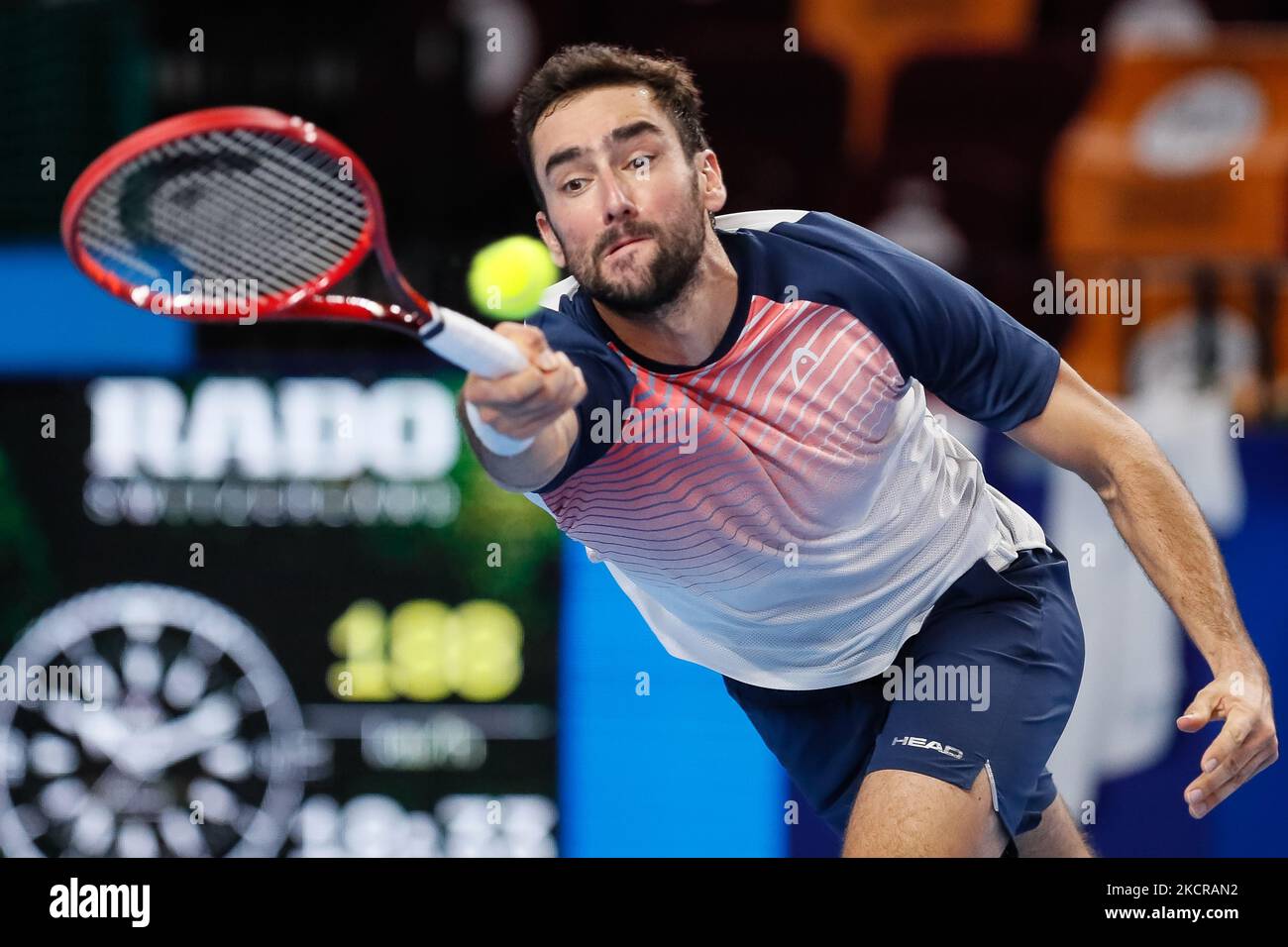 Marin Cilic, de Croatie, retourne le ballon à Ricardas Beransis, de Lituanie, lors du match de tennis semi-fin masculin de la coupe du Kremlin ATP 250 VTB 2021 Tournoi international de tennis au Palais de gymnastique Irina Viner-Usmanova à 23 octobre 2021, à Moscou, en Russie. (Photo de Mike Kireev/NurPhoto) Banque D'Images