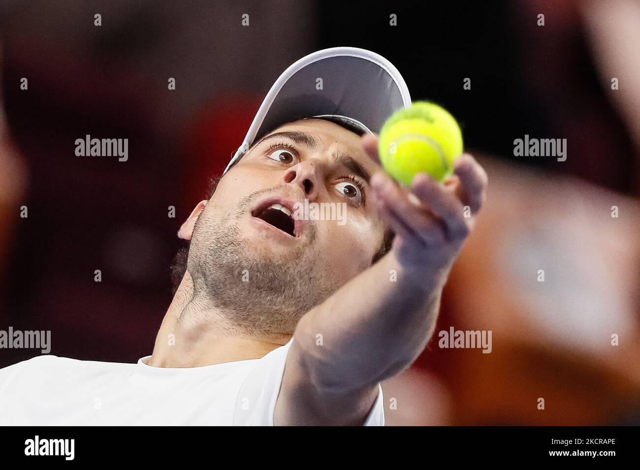 Aslan Caratsev, de Russie, sert le ballon à Karen Khaschanov, de Russie, lors du match de tennis semi-fin masculin de la coupe du Kremlin ATP 250 VTB 2021 Tournoi de tennis international au Palais de gymnastique Irina Viner-Usmanova à 23 octobre 2021, à Moscou, en Russie. (Photo de Mike Kireev/NurPhoto) Banque D'Images