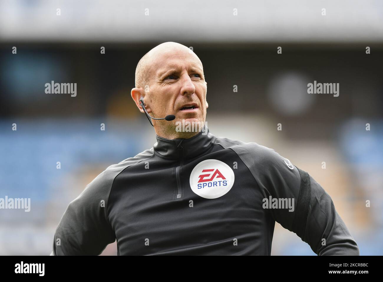 L'arbitre Andy Davies s'échauffe avant le match de championnat Sky Bet entre Millwall et Stoke City à la Den, Londres, le samedi 23rd octobre 2021. (Photo par Ivan Yordanov/MI News/NurPhoto) Banque D'Images