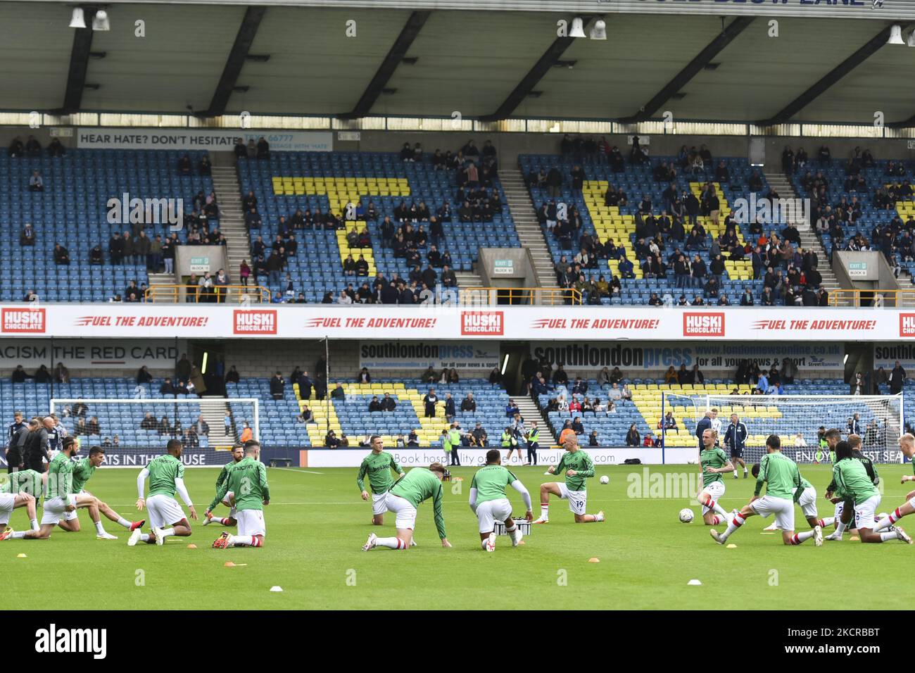 Stoke City s'échauffe avant le match de championnat Sky Bet entre Millwall et Stoke City à la Den, Londres, le samedi 23rd octobre 2021. (Photo par Ivan Yordanov/MI News/NurPhoto) Banque D'Images