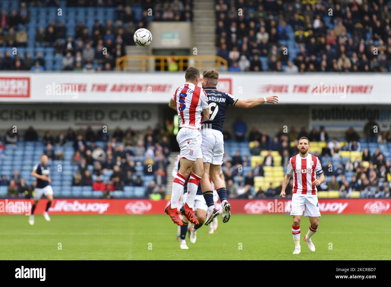 James Chester de Stoke City concourt un cueilleur avec Tom Bradshaw de Millwall lors du match de championnat Sky Bet entre Millwall et Stoke City à la Den, Londres, le samedi 23rd octobre 2021. (Photo par Ivan Yordanov/MI News/NurPhoto) Banque D'Images