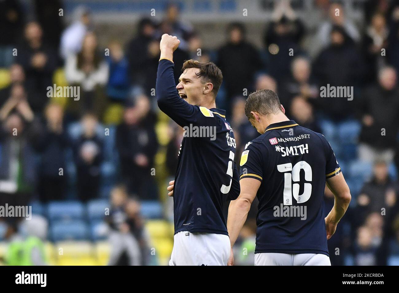 Jake Cooper de Millwall célèbre après le match de championnat Sky Bet entre Millwall et Stoke City à la Den, Londres, le samedi 23rd octobre 2021. (Photo par Ivan Yordanov/MI News/NurPhoto) Banque D'Images