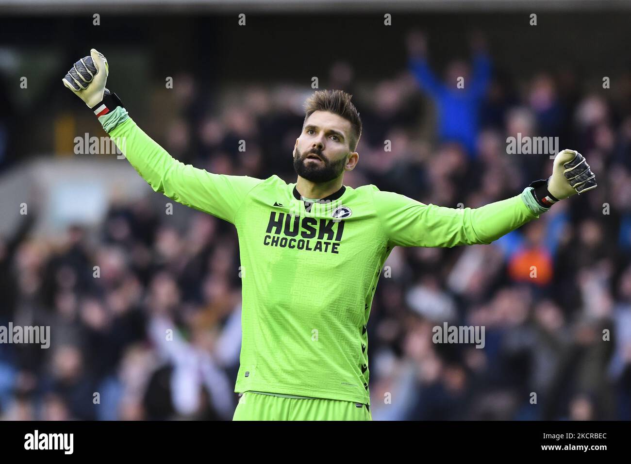 Bartosz Bialkowski de Millwall fêtez après le match de championnat Sky Bet entre Millwall et Stoke City à la Den, Londres, le samedi 23rd octobre 2021. (Photo par Ivan Yordanov/MI News/NurPhoto) Banque D'Images