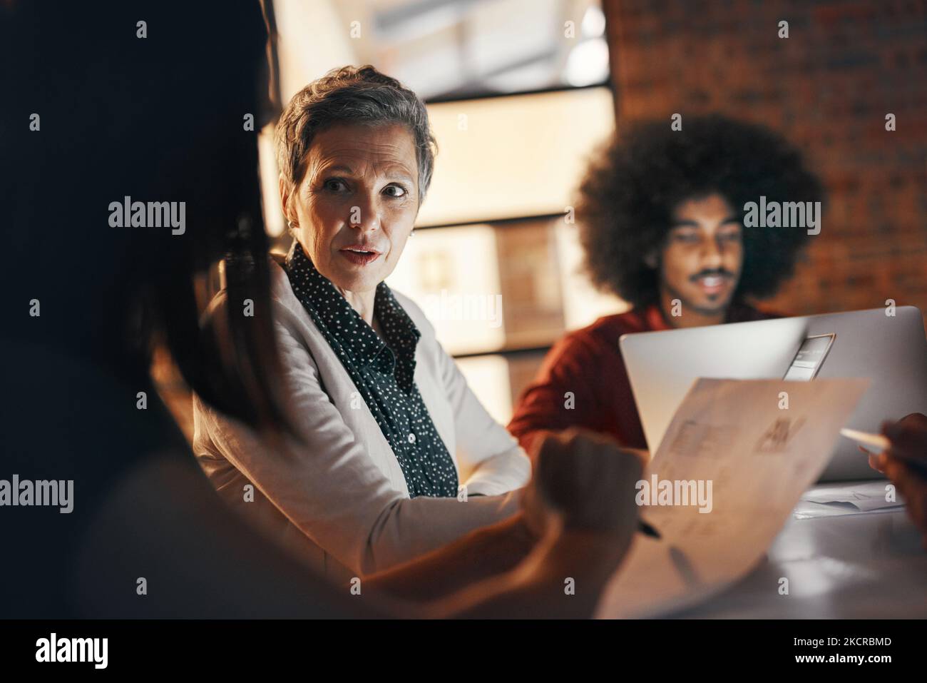 Un groupe de concepteurs ayant une séance de brainstorming dans la salle de réunion. Banque D'Images