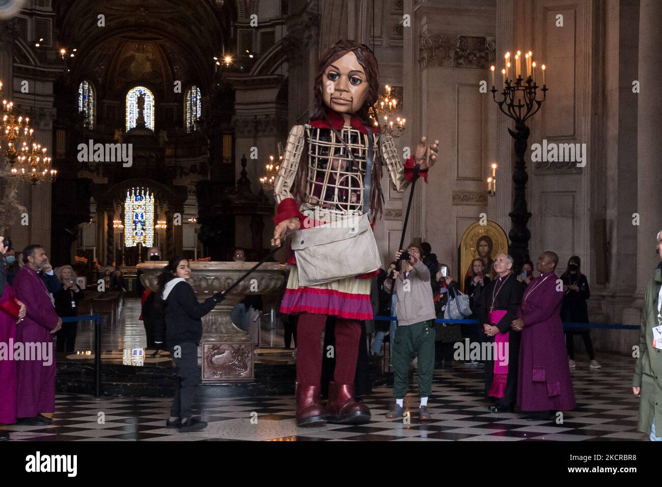 LONDRES, ROYAUME-UNI - 23 OCTOBRE 2021 : Little Amal, marionnette géante de 3,5 mètres de haut représentant un enfant réfugié syrien de neuf ans, est accueilli par les chefs religieux à la cathédrale Saint-Paul de 23 octobre 2021, à Londres, en Angleterre. Little Amal, conçu par la Handspring Puppet Company, fait partie du projet « The Walk » du théâtre britannique Good chance qui effectue un voyage de 8 000 km de Turquie au Royaume-Uni pour attirer l'attention sur les besoins urgents des jeunes réfugiés. (Photo de Wiktor Szymanowicz/NurPhoto) Banque D'Images