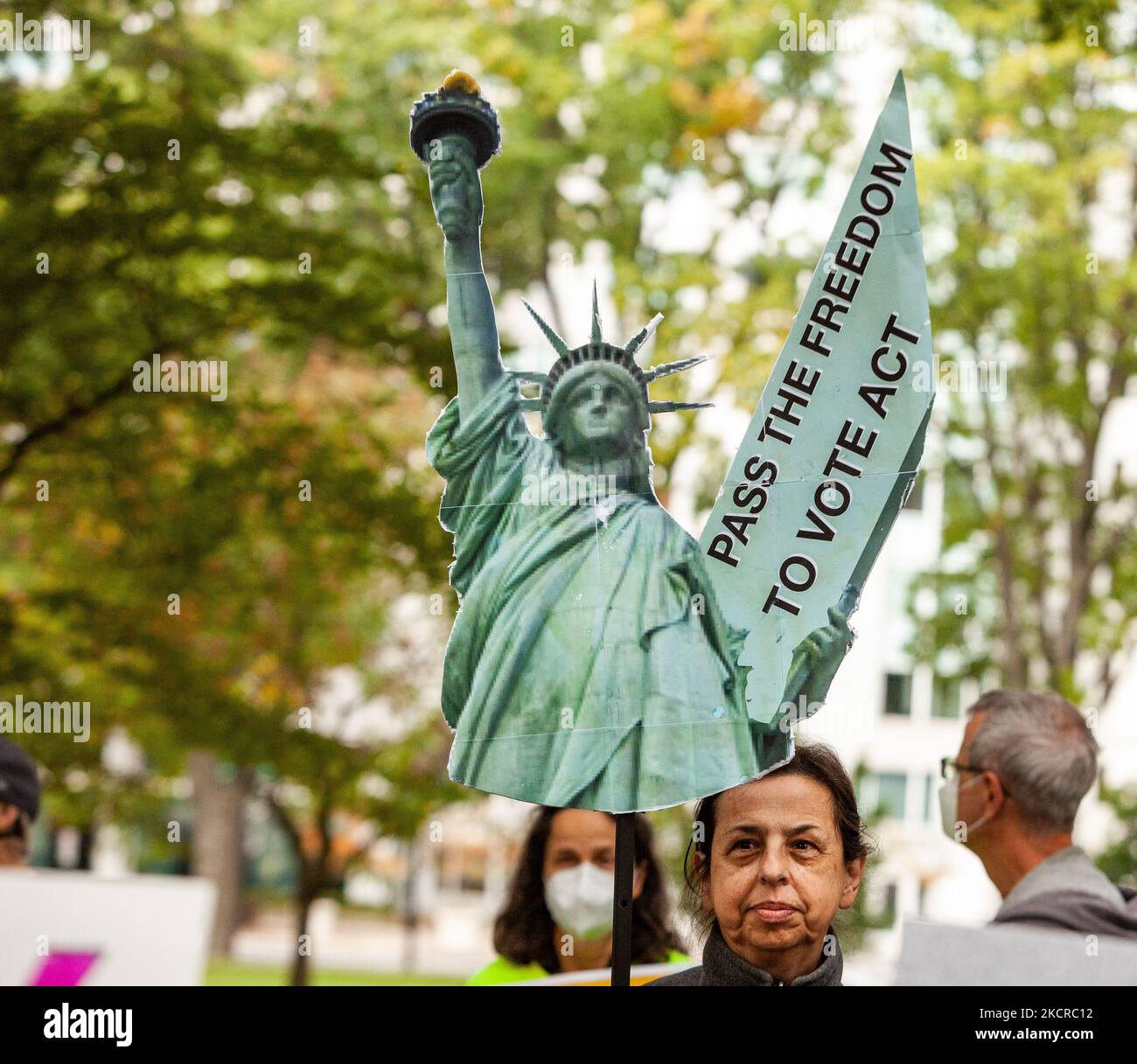 Un manifestant tient un panneau de la Statue de la liberté lors d'un rassemblement à la fin d'un relais pour le droit de vote au Capitole des États-Unis. Les manifestants ont commencé le relais en Virginie-Occidentale et ont marché ou fait du vélo pendant les 3 jours jusqu'au Capitole des États-Unis. Les manifestants exigent que le Congrès vote une loi protégeant le droit de vote de tous les Américains. (Photo d'Allison Bailey/NurPhoto) Banque D'Images