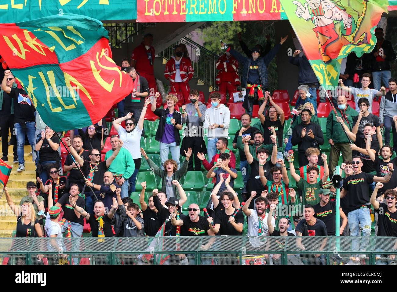 Fans de Ternana pendant la Ligue italienne de championnat de football BKT Ternana Calcio vs LR Vicenza sur 23 octobre 2021 au Stadio Libero Liberati à Terni, Italie (photo par Luca Marchetti/LiveMedia/NurPhoto) Banque D'Images