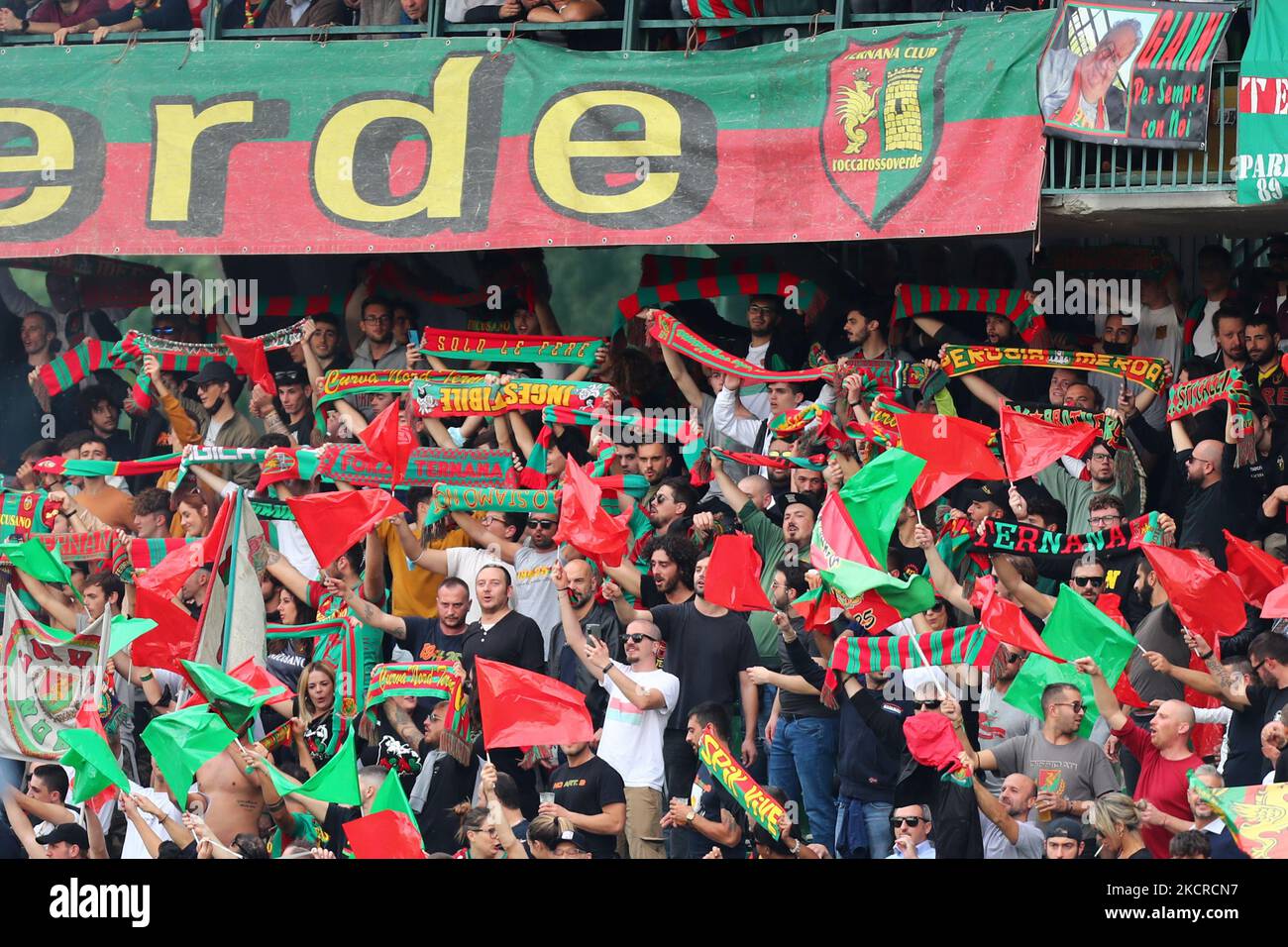Fans de Ternana pendant la Ligue italienne de championnat de football BKT Ternana Calcio vs LR Vicenza sur 23 octobre 2021 au Stadio Libero Liberati à Terni, Italie (photo par Luca Marchetti/LiveMedia/NurPhoto) Banque D'Images