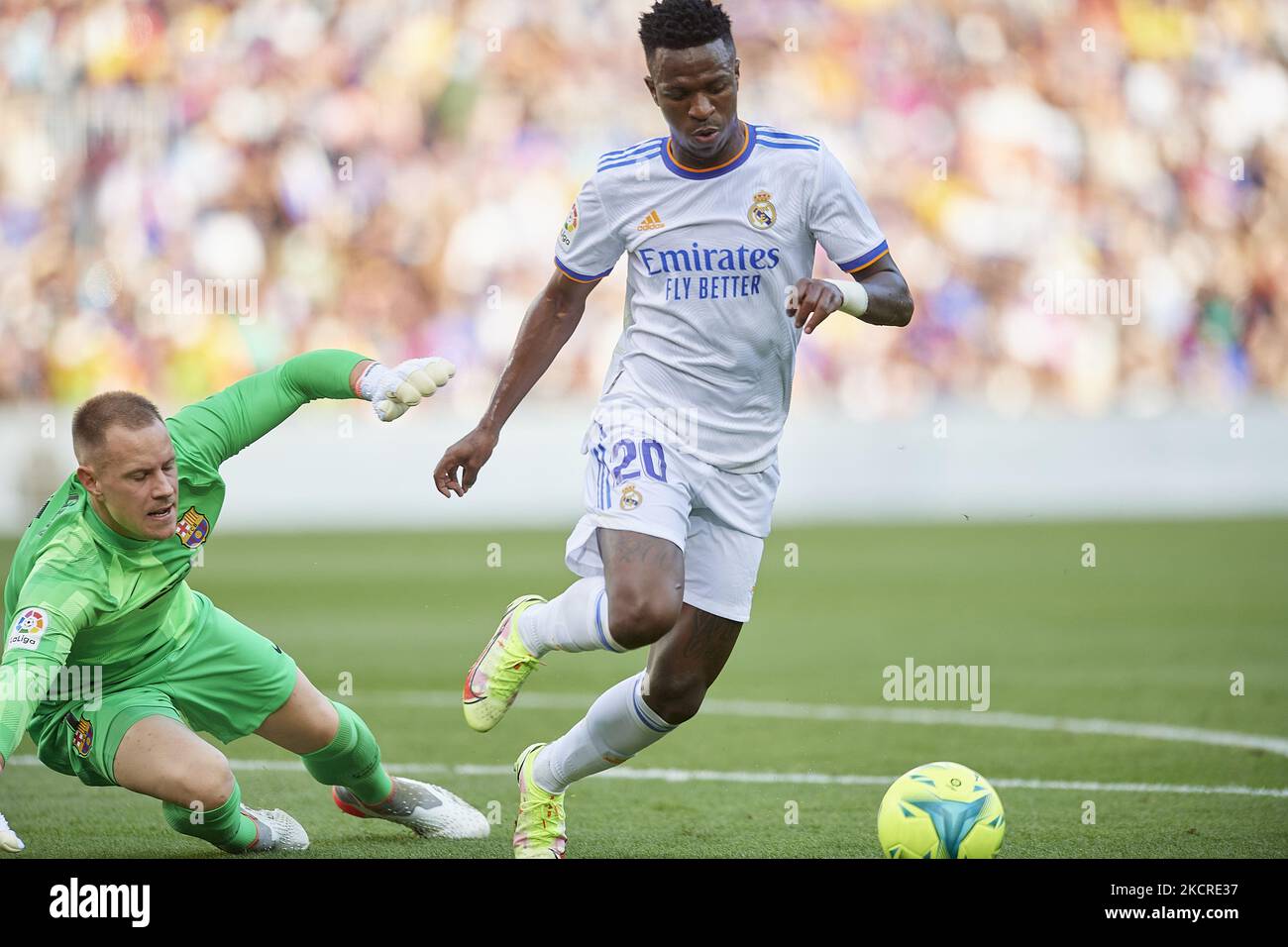 Vinicius Junior du Real Madrid et Marc-Andre ter Stegen de Barcelone concourent pour le ballon lors du match de la Liga Santander entre le FC Barcelone et le Real Madrid CF au Camp Nou sur 24 octobre 2021 à Barcelone, Espagne. (Photo de Jose Breton/Pics action/NurPhoto) Banque D'Images