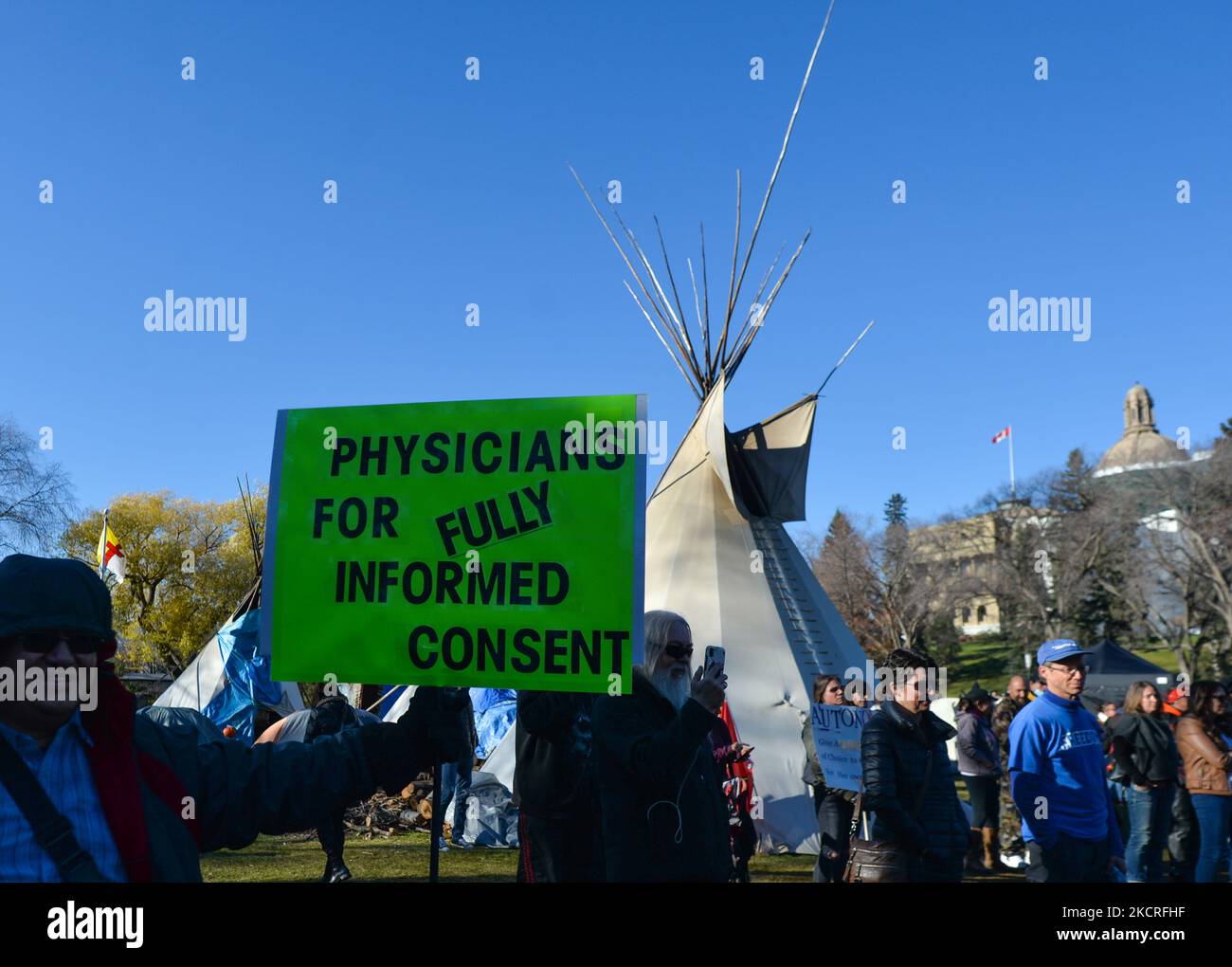 Des centaines d'Albertains se sont réunis lors de la manifestation « rassemblement contre les vaccins obligatoires » contre les mandats de vaccination forcée au Palais législatif de l'Alberta, se joignant à un camp « d'amis » par des membres des Premières nations et leurs partisans qui protestent depuis la naissance d'octobre, Sensibiliser davantage les collectivités des Premières nations au Canada aux problèmes auxquels elles sont confrontées. Le dimanche 24 août 2021, à l'Assemblée législative de l'Alberta, Edmonton, Alberta, Canada. (Photo par Artur Widak/NurPhoto) Banque D'Images