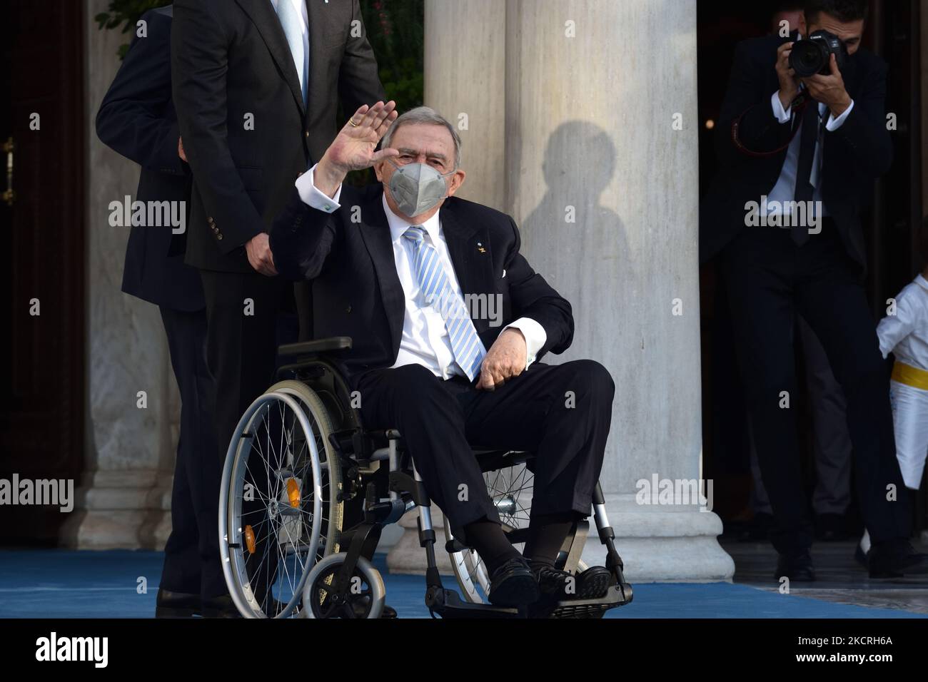 Le roi Constantine arrive à la cathédrale métropolitaine d'Athènes pour assister au mariage du prince Philippos avec Nina Flohr, à Athènes, en Grèce, sur 23 octobre 2021. (Photo de Nicolas Koutsokostas/NurPhoto) Banque D'Images
