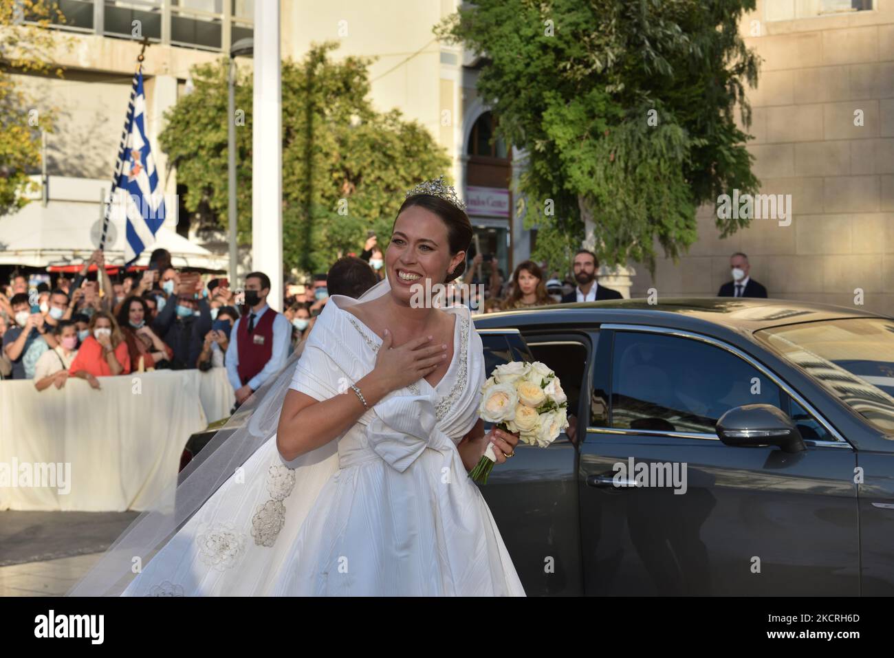 Nina Flohr arrive à la cathédrale métropolitaine d'Athènes pour son mariage avec le prince Philippos, à Athènes, en Grèce, sur 23 octobre 2021. (Photo de Nicolas Koutsokostas/NurPhoto) Banque D'Images