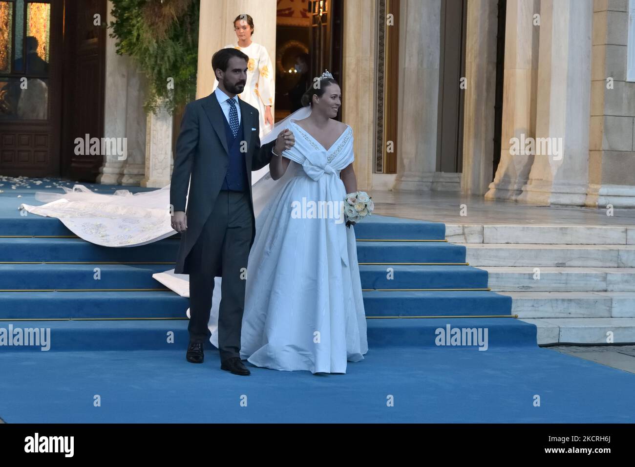 Le prince Philippos (L) et Nina Flohr (R) partent de la cathédrale métropolitaine d'Athènes après leur mariage, à Athènes, en Grèce, sur 23 octobre 2021. (Photo de Nicolas Koutsokostas/NurPhoto) Banque D'Images