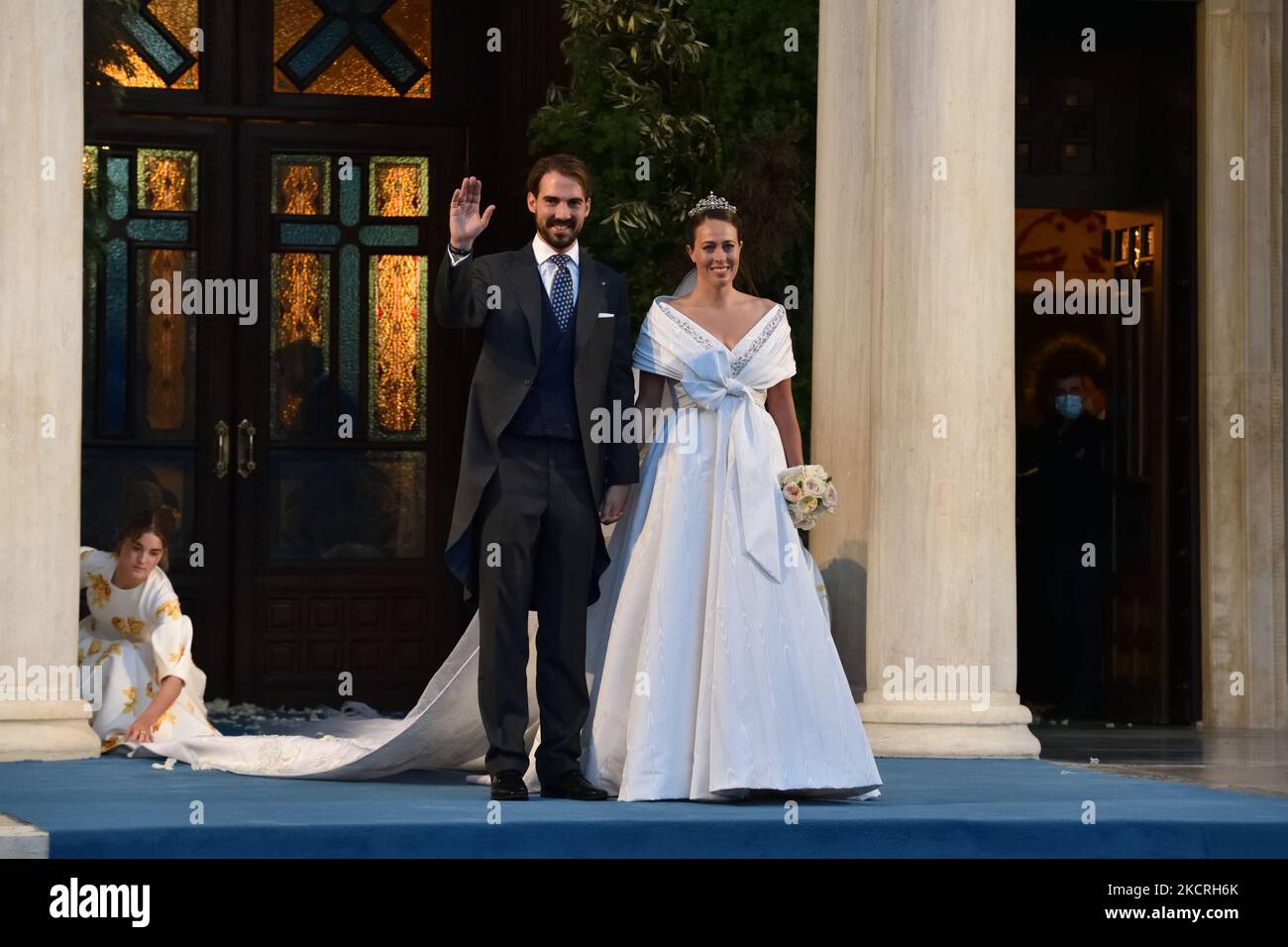 Le prince Philippos (L) et Nina Flohr (R) partent de la cathédrale métropolitaine d'Athènes après leur mariage, à Athènes, en Grèce, sur 23 octobre 2021. (Photo de Nicolas Koutsokostas/NurPhoto) Banque D'Images