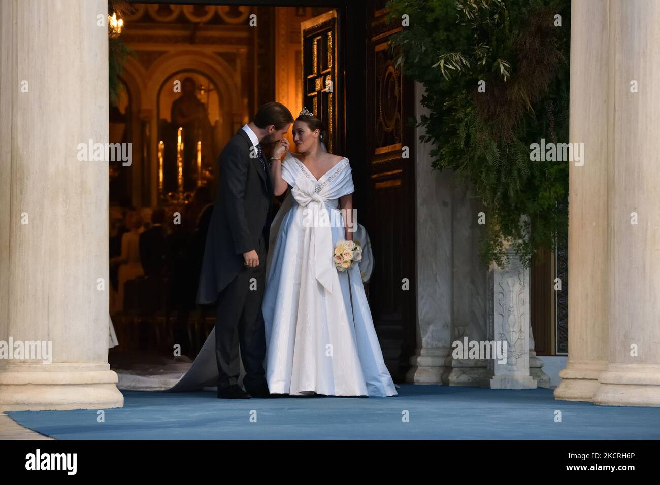 Le prince Philippos (L) et Nina Flohr (R) partent de la cathédrale métropolitaine d'Athènes après leur mariage, à Athènes, en Grèce, sur 23 octobre 2021. (Photo de Nicolas Koutsokostas/NurPhoto) Banque D'Images