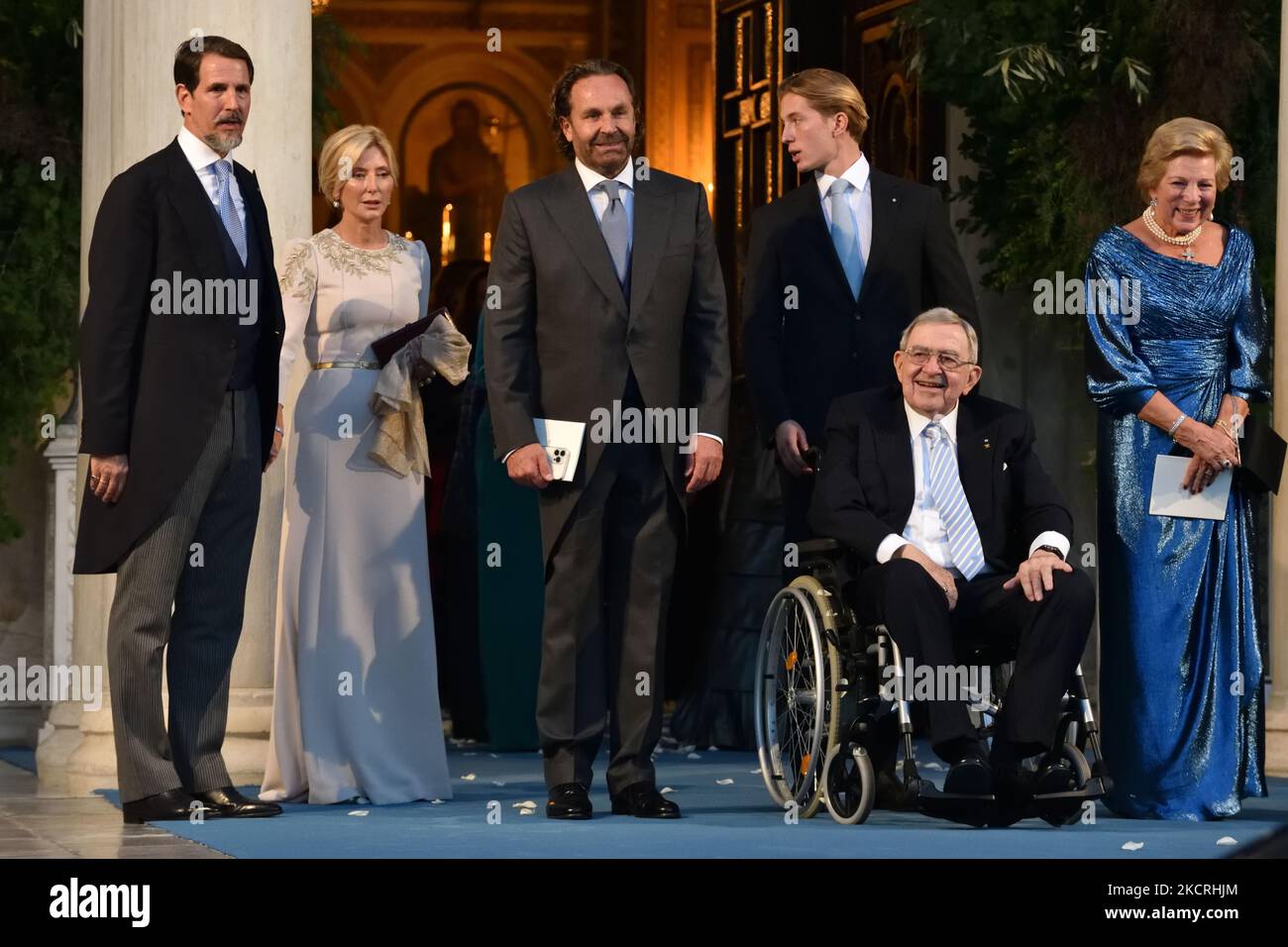 Le prince héritier Pavlos (1st L), la princesse Marie-Chantal (2nd L), Thomas Flohr (3rd L), le prince Constantine Alexios (4th L), la reine Anne-Marie (5th L) et le roi Constantine (assis) quittent la cathédrale métropolitaine d'Athènes après le mariage du prince Philippos avec Nina Flohr. (Photo de Nicolas Koutsokostas/NurPhoto) Banque D'Images