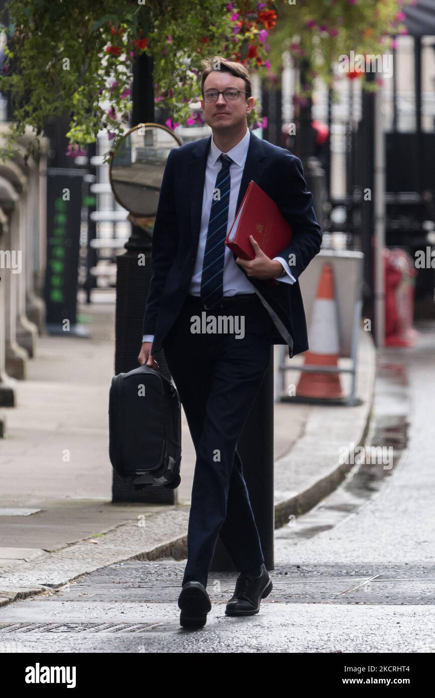 LONDRES, ROYAUME-UNI - le 26 OCTOBRE 2021 : le secrétaire en chef du Trésor Simon Clarke arrive à Downing Street, dans le centre de Londres, sur 26 octobre 2021, à Londres, en Angleterre. (Photo de Wiktor Szymanowicz/NurPhoto) Banque D'Images