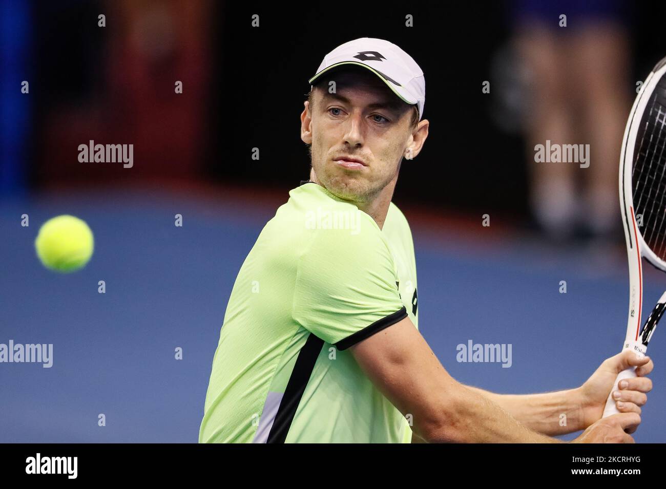 Yshai Oliel, d'Israël, retourne le ballon à John Millman, d'Australie, lors  du match de tennis de la ronde des hommes de 32 du tournoi international de  tennis ATP 250 Saint-Pétersbourg Open 2021