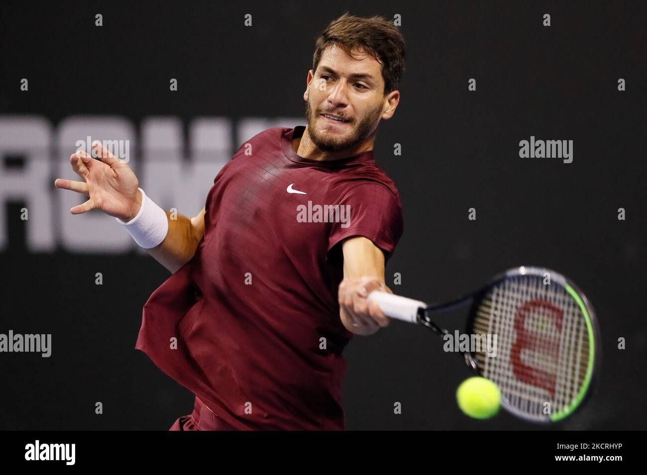 Yshai Oliel, d'Israël, retourne le ballon à John Millman, d'Australie, lors  du match de tennis de la ronde des hommes de 32 du tournoi international de  tennis ATP 250 Saint-Pétersbourg Open 2021