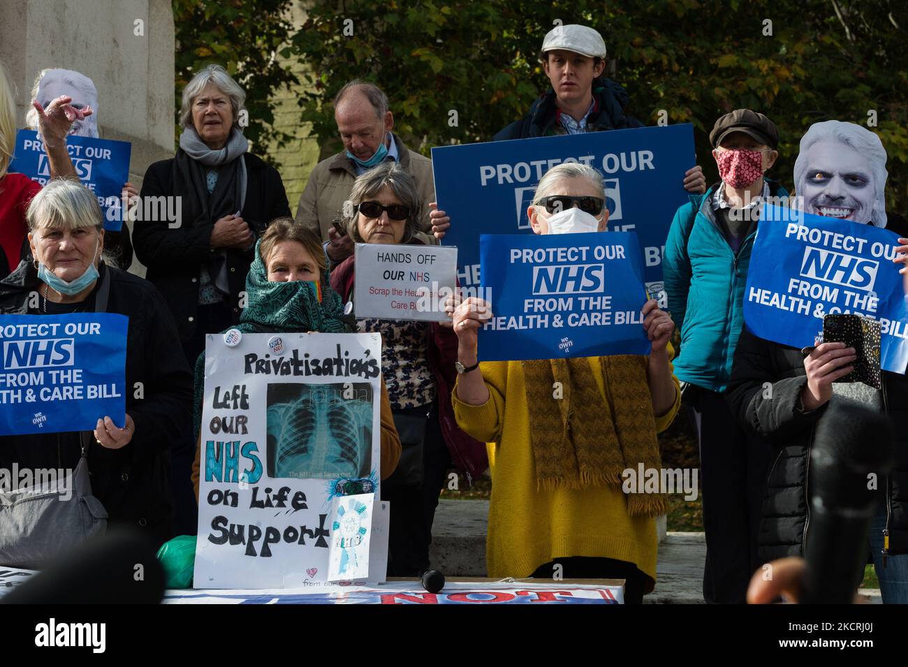 LONDRES, ROYAUME-UNI - LE 26 OCTOBRE 2021 : les militants de la santé et les députés du Parti travailliste protestent devant le projet de loi du Parlement contre la santé et les soins, qui passe par l'étape de la commission parlementaire sur l'26 octobre 2021 à Londres, en Angleterre. Les militants soutiennent que les réformes du NHS prévues par le gouvernement pourraient permettre l'attribution de contrats NHS à des entreprises privées de santé. (Photo de Wiktor Szymanowicz/NurPhoto) Banque D'Images