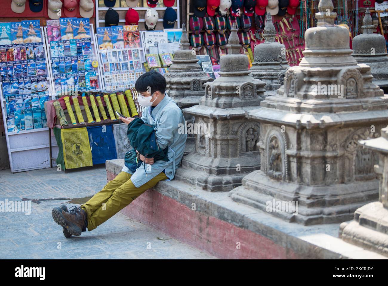 Katmandou, Népal- 20 avril, 2022 : les touristes visitent les stupas anciens du temple de Swayambhunath haut au-dessus de Katmandou. Banque D'Images Katmandou, Népal- 20 avril, 2022 : les touristes visitent les stupas anciens du temple de Swayambhunath haut au-dessus de Katmandou. Banque D'Images