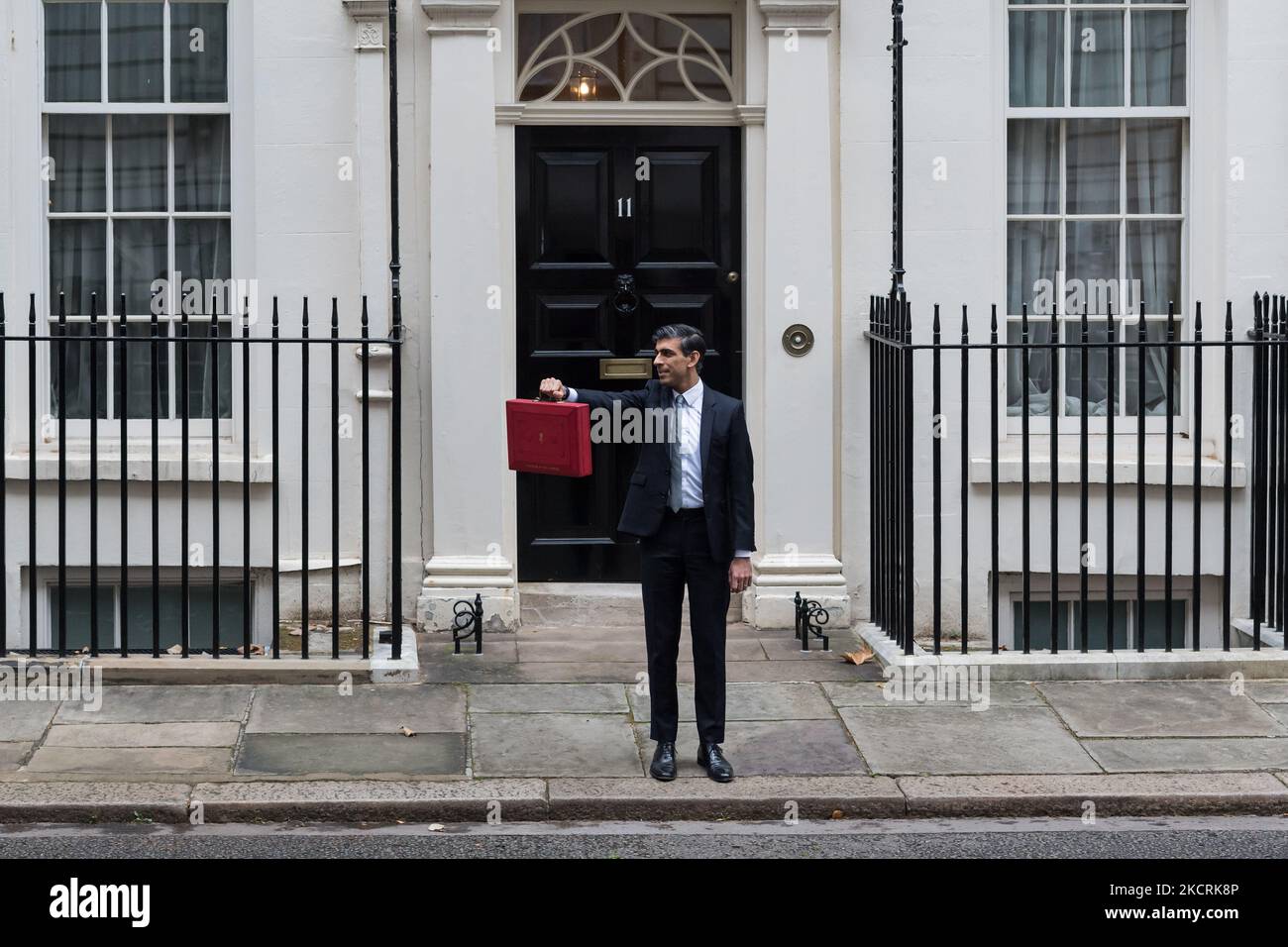 LONDRES, ROYAUME-UNI - le 27 OCTOBRE 2021 : le chancelier de l'Échiquier Rishi Sunak tient la case du budget à l'extérieur du 11 Downing Street dans le centre de Londres, avant l'annonce de l'examen du budget et des dépenses d'automne à la Chambre des communes sur 27 octobre 2021, à Londres, en Angleterre. Les plans de dépenses et d'impôts du chancelier dans le budget de l'automne 2021 doivent être axés sur les transports, la santé et l'éducation, avec un montant de 5,9bn livres sterling pour le NHS England, qui doit réduire les listes d'attente touchées par la pandémie de Covid-19, et augmenter les salaires dans le secteur public. (Photo de Wiktor Szymanowicz/NurPhoto) Banque D'Images