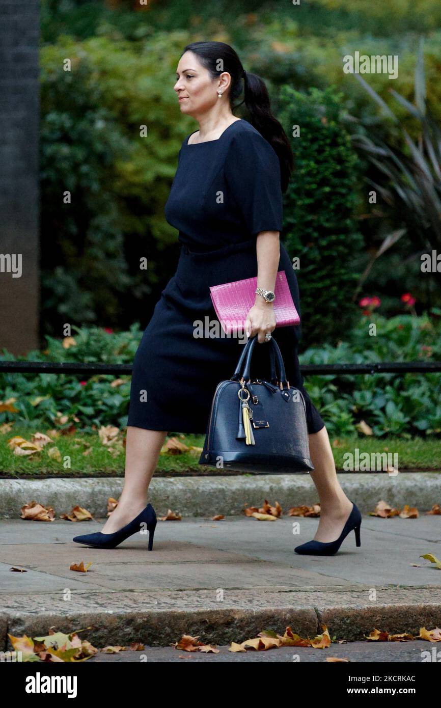 Le secrétaire d'État au ministère de l'intérieur (secrétaire à l'intérieur) Priti Patel, député du Parti conservateur de Witham, arrive pour une réunion du cabinet au 10 Downing Street à Londres, en Angleterre, sur 27 octobre 2021. Le Chancelier de l'Echiquier britannique, Rishi Sunak, présente aujourd'hui son budget pour l'année à venir aux députés de la Chambre des communes. (Photo de David Cliff/NurPhoto) Banque D'Images
