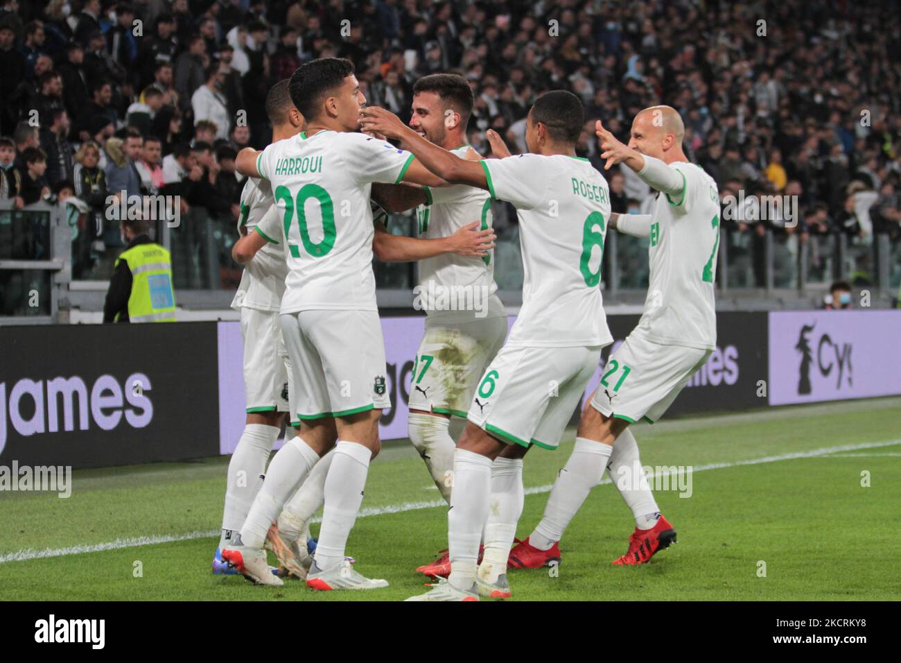 Maxime Lopez des États-Unis Sassuolo célébrant avec ses coéquipiers lors de la série italienne Un match de football entre le FC Juventus et le FC US Sassuolo sur 27 octobre 2021 au stade Allianz de Turin, Italie (photo de Nderim Kaceli/LiveMedia/NurPhoto) Banque D'Images