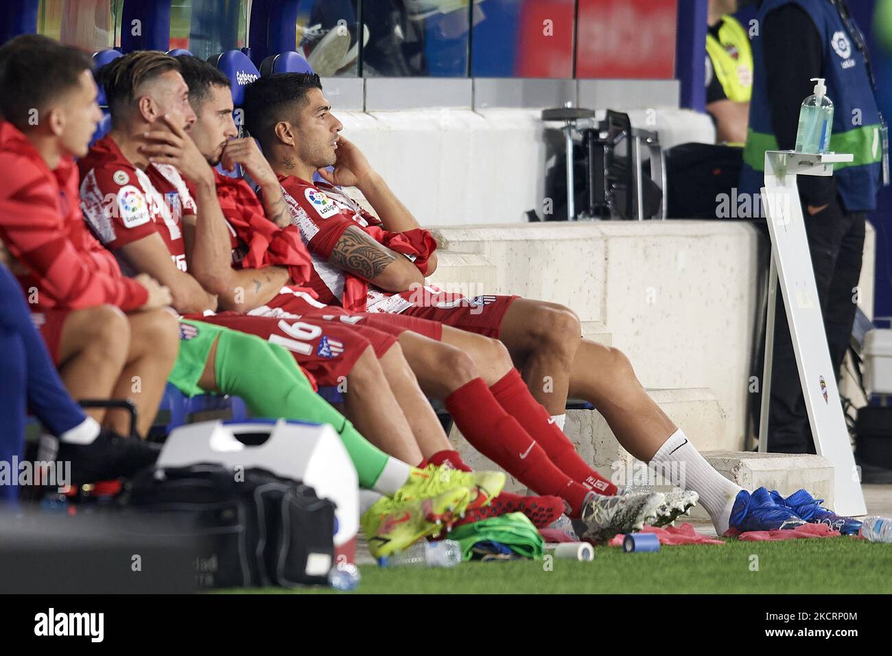 Luis Suarez de l'Atletico Madrid assis sur le banc pendant le match de LaLiga Santander entre Levante UD et le Club Atletico de Madrid au stade Ciutat de Valence sur 28 octobre 2021 à Valence, Espagne. (Photo de Jose Breton/Pics action/NurPhoto) Banque D'Images