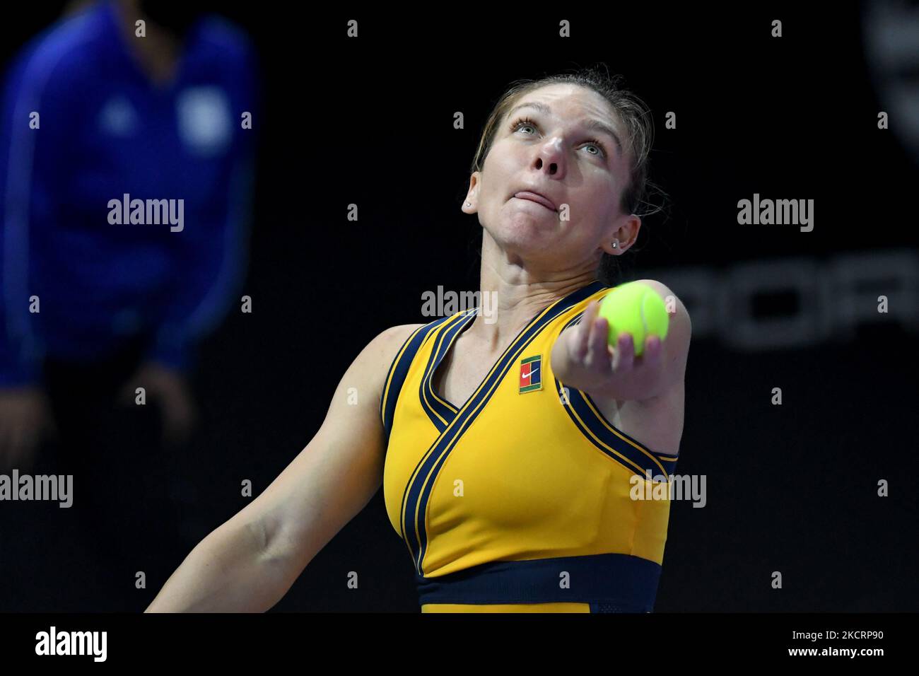 Portrait de Simona Halep - en action servant le ballon pendant son match contre Varvara Gracheva le sixième jour de Transylvanie Open: Tournoi WTA 250 tenu à BT Arena, Cluj - Napoca - 28 octobre 2021 (photo de Flaviu Buboi/NurPhoto) Banque D'Images