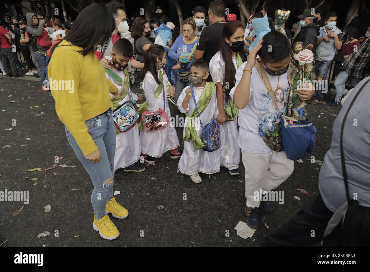 Croyants de Saint-Jude Thaddeus en dehors de l'église de Saint-Hippolytus située à Mexico, qui a reçu un grand nombre de personnes de différentes régions de la capitale pour entendre la messe, adorer ce saint, remercier pour les faveurs accordées et demander au saint patron des causes impossibles et désespérées, La fin de la pandémie pendant l'urgence sanitaire COVID-19 au Mexique et le feu vert de circulation épidémiologique dans la capitale. (Photo de Gerardo Vieyra/NurPhoto) Banque D'Images Croyants de Saint-Jude Thaddeus en dehors de l'église de Saint-Hippolytus située à Mexico, qui a reçu un grand nombre de personnes de différentes régions de la capitale pour entendre la messe, adorer ce saint, remercier pour les faveurs accordées et demander au saint patron des causes impossibles et désespérées, La fin de la pandémie pendant l'urgence sanitaire COVID-19 au Mexique et le feu vert de circulation épidémiologique dans la capitale. (Photo de Gerardo Vieyra/NurPhoto) Banque D'Images
