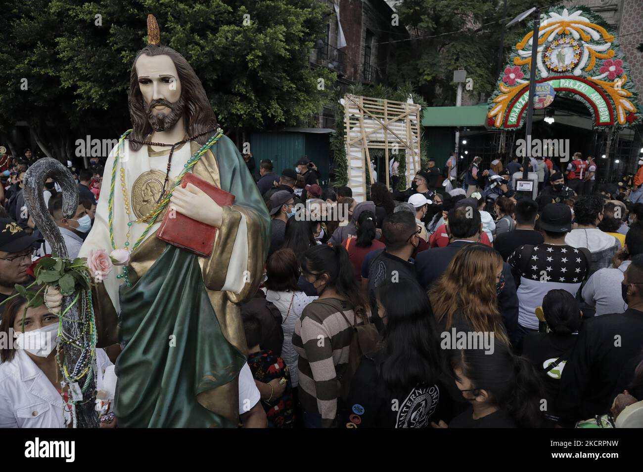 Une figure de Saint-Jude Thaddeus à l'extérieur de l'église de Saint-Hippolytus située dans la ville de Mexico, qui a reçu un grand nombre de croyants de différentes zones de la capitale pour entendre la messe, adorer ce saint, remercier pour les faveurs accordées et demander au saint patron des causes impossibles et désespérées, La fin de la pandémie pendant l'urgence sanitaire COVID-19 au Mexique et le feu vert de circulation épidémiologique dans la capitale. (Photo de Gerardo Vieyra/NurPhoto) Banque D'Images Une figure de Saint-Jude Thaddeus à l'extérieur de l'église de Saint-Hippolytus située dans la ville de Mexico, qui a reçu un grand nombre de croyants de différentes zones de la capitale pour entendre la messe, adorer ce saint, remercier pour les faveurs accordées et demander au saint patron des causes impossibles et désespérées, La fin de la pandémie pendant l'urgence sanitaire COVID-19 au Mexique et le feu vert de circulation épidémiologique dans la capitale. (Photo de Gerardo Vieyra/NurPhoto) Banque D'Images