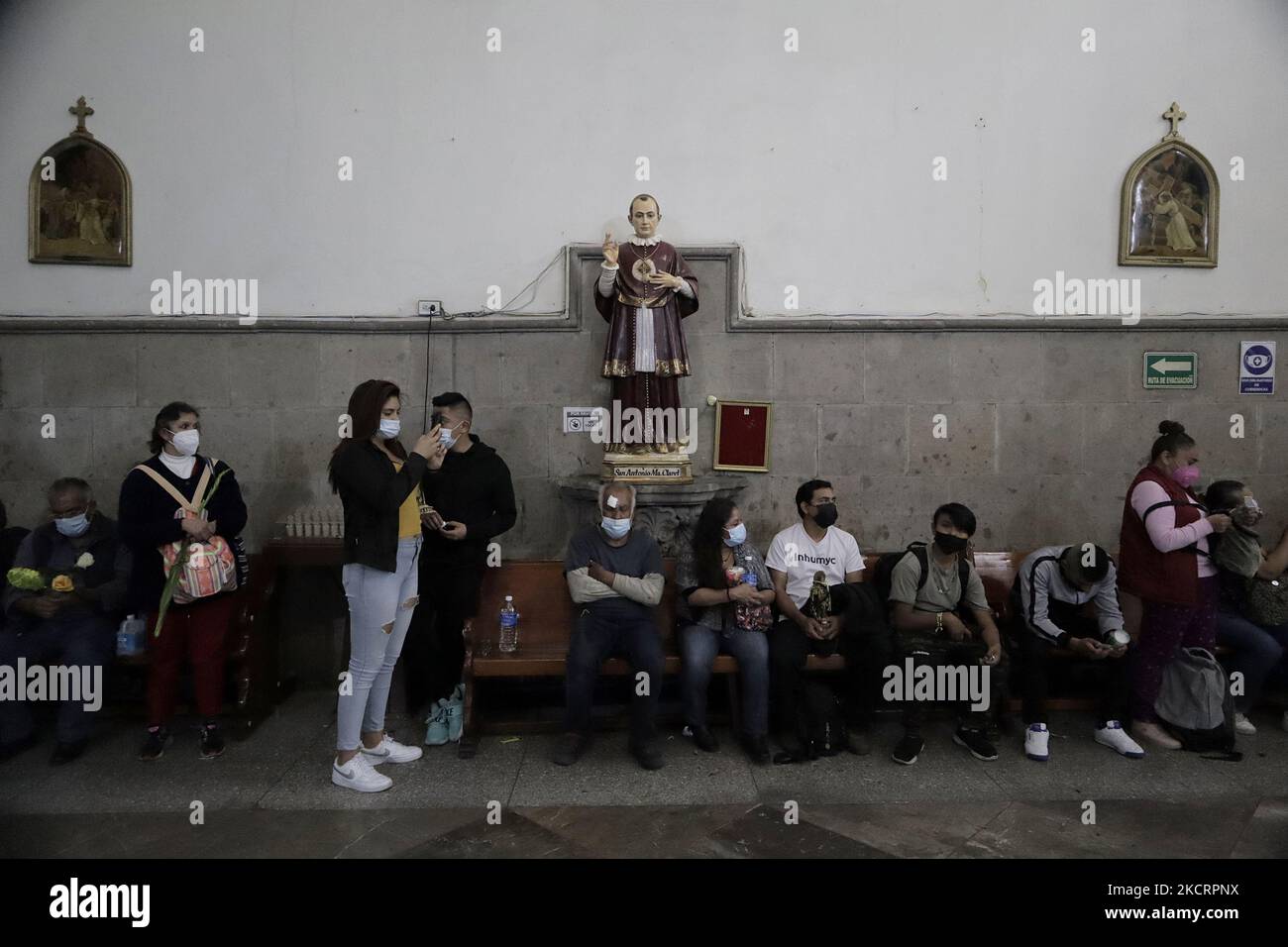 Croyants de Saint-Jude Thaddeus à l'intérieur de l'église de Saint-Hippolytus située à Mexico, qui a reçu un grand nombre de croyants de différentes zones de la capitale pour entendre la messe, adorer ce saint, remercier pour les faveurs accomplies et demander au patron des causes impossibles et désespérées, La fin de la pandémie pendant l'urgence sanitaire COVID-19 au Mexique et le feu vert de circulation épidémiologique dans la capitale. (Photo de Gerardo Vieyra/NurPhoto) Banque D'Images Croyants de Saint-Jude Thaddeus à l'intérieur de l'église de Saint-Hippolytus située à Mexico, qui a reçu un grand nombre de croyants de différentes zones de la capitale pour entendre la messe, adorer ce saint, remercier pour les faveurs accomplies et demander au patron des causes impossibles et désespérées, La fin de la pandémie pendant l'urgence sanitaire COVID-19 au Mexique et le feu vert de circulation épidémiologique dans la capitale. (Photo de Gerardo Vieyra/NurPhoto) Banque D'Images