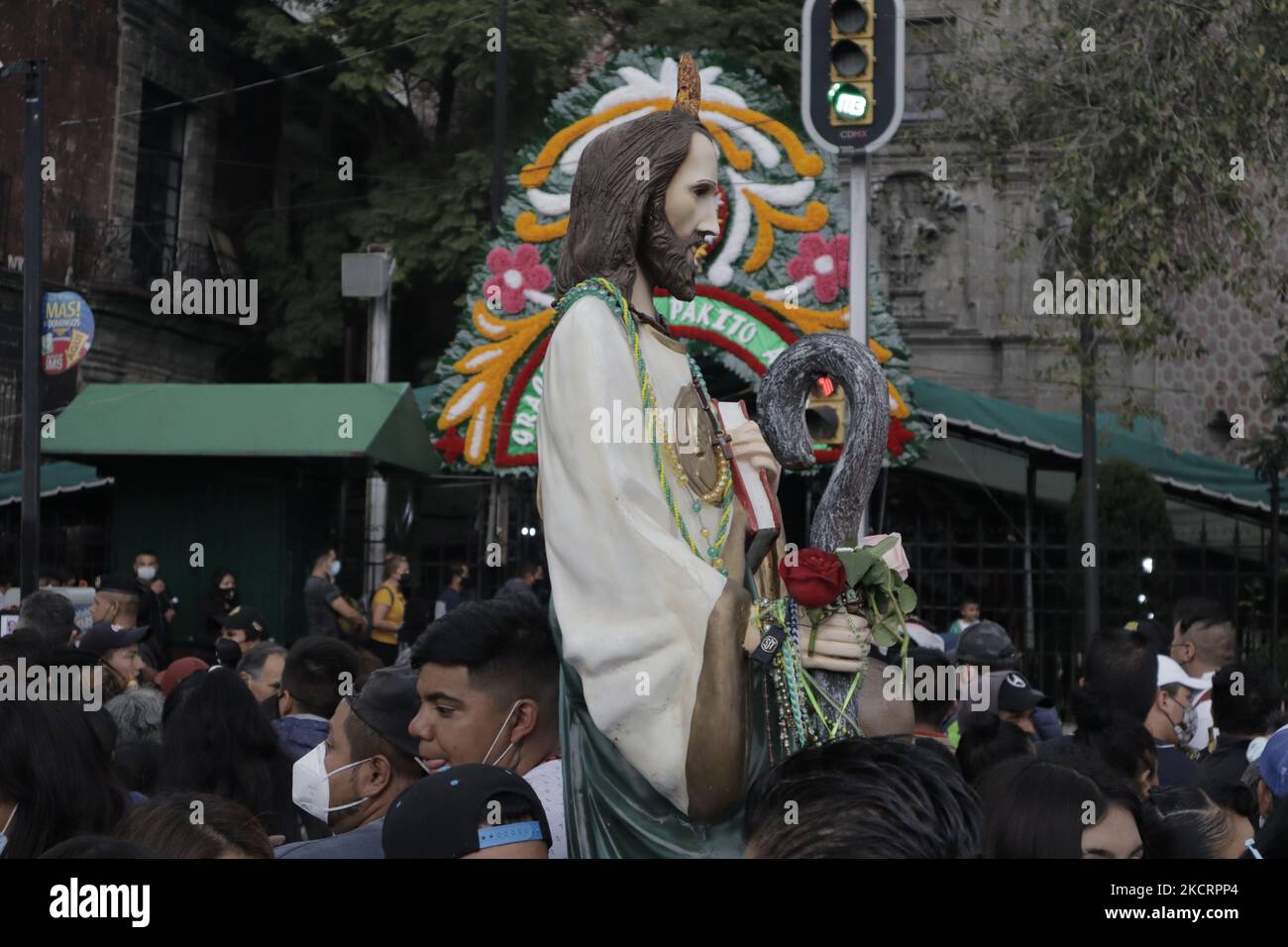 Une figure de Saint-Jude Thaddeus à l'extérieur de l'église de Saint-Hippolytus située dans la ville de Mexico, qui a reçu un grand nombre de croyants de différentes zones de la capitale pour entendre la messe, adorer ce saint, remercier pour les faveurs accordées et demander au saint patron des causes impossibles et désespérées, La fin de la pandémie pendant l'urgence sanitaire COVID-19 au Mexique et le feu vert de circulation épidémiologique dans la capitale. (Photo de Gerardo Vieyra/NurPhoto) Banque D'Images Une figure de Saint-Jude Thaddeus à l'extérieur de l'église de Saint-Hippolytus située dans la ville de Mexico, qui a reçu un grand nombre de croyants de différentes zones de la capitale pour entendre la messe, adorer ce saint, remercier pour les faveurs accordées et demander au saint patron des causes impossibles et désespérées, La fin de la pandémie pendant l'urgence sanitaire COVID-19 au Mexique et le feu vert de circulation épidémiologique dans la capitale. (Photo de Gerardo Vieyra/NurPhoto) Banque D'Images