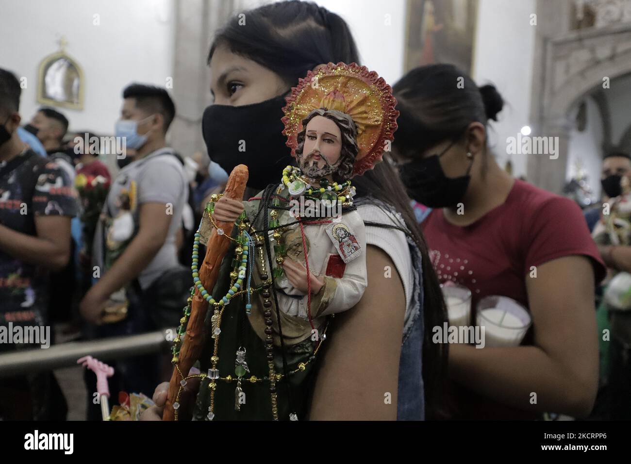 Croyants de Saint Jude Thaddeus à l'intérieur de l'église de Saint Hippolytus située à Mexico, qui a reçu un grand nombre de personnes de différentes régions de la capitale pour entendre la messe, adorer ce saint, remercier pour les faveurs accordées et demander au saint patron des causes impossibles et désespérées, La fin de la pandémie pendant l'urgence sanitaire COVID-19 au Mexique et le feu vert de circulation épidémiologique dans la capitale. (Photo de Gerardo Vieyra/NurPhoto) Banque D'Images Croyants de Saint Jude Thaddeus à l'intérieur de l'église de Saint Hippolytus située à Mexico, qui a reçu un grand nombre de personnes de différentes régions de la capitale pour entendre la messe, adorer ce saint, remercier pour les faveurs accordées et demander au saint patron des causes impossibles et désespérées, La fin de la pandémie pendant l'urgence sanitaire COVID-19 au Mexique et le feu vert de circulation épidémiologique dans la capitale. (Photo de Gerardo Vieyra/NurPhoto) Banque D'Images