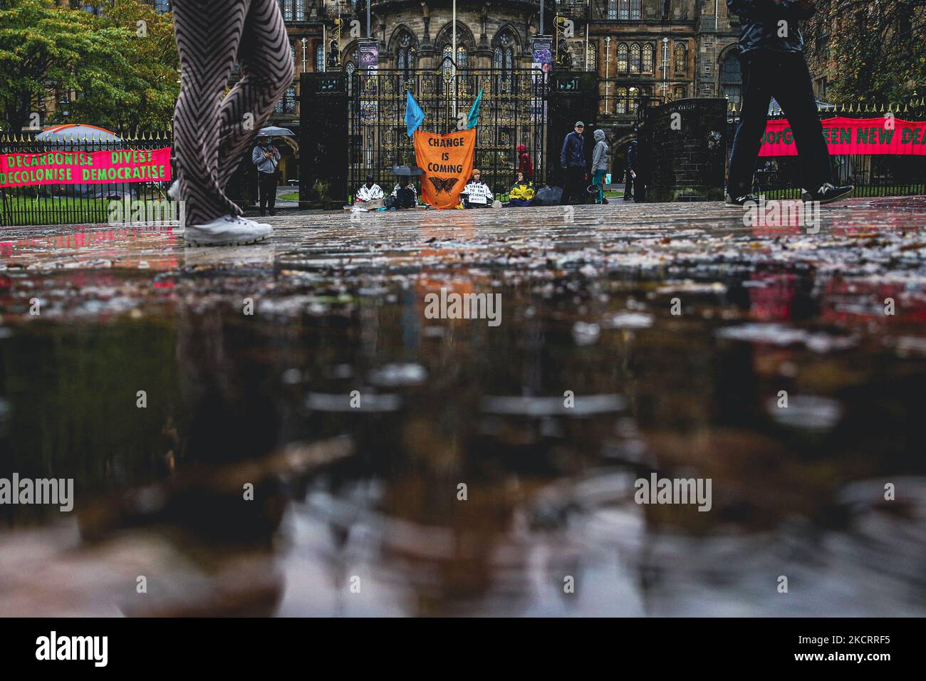 Quatre militants de la rébellion de l'extinction de l'Université de Glasgow se verrouillent à la porte du souvenir de l'Université de Glasgow sur 29 octobre 2021 à Glasgow, en Écosse. Les militants appellent le vice-chancelier de l’Université Anton Muscatelli à engager l’Université à mettre en œuvre le New Deal vert de l’UofG, y compris les soixante exigences qui mettrait fin aux innombrables pratiques destructrices écologiques présumées de l’Université. (Photo par Ewan Bootman/NurPhoto) Banque D'Images