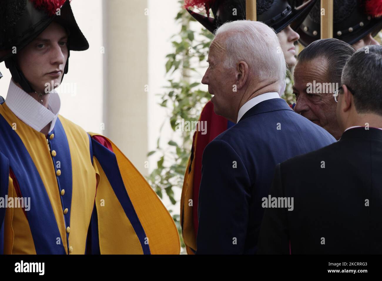 Le président américain Joe Biden, à droite, quitte la cour après une rencontre avec le pape François au Vatican, le vendredi 29 octobre 2021. Un sommet du Groupe des 20 prévu ce week-end à Rome est le premier rassemblement en personne des dirigeants des plus grandes économies du monde depuis le début de la pandémie COVID-19. (Photo de Massimo Valicchia/NurPhoto) Banque D'Images