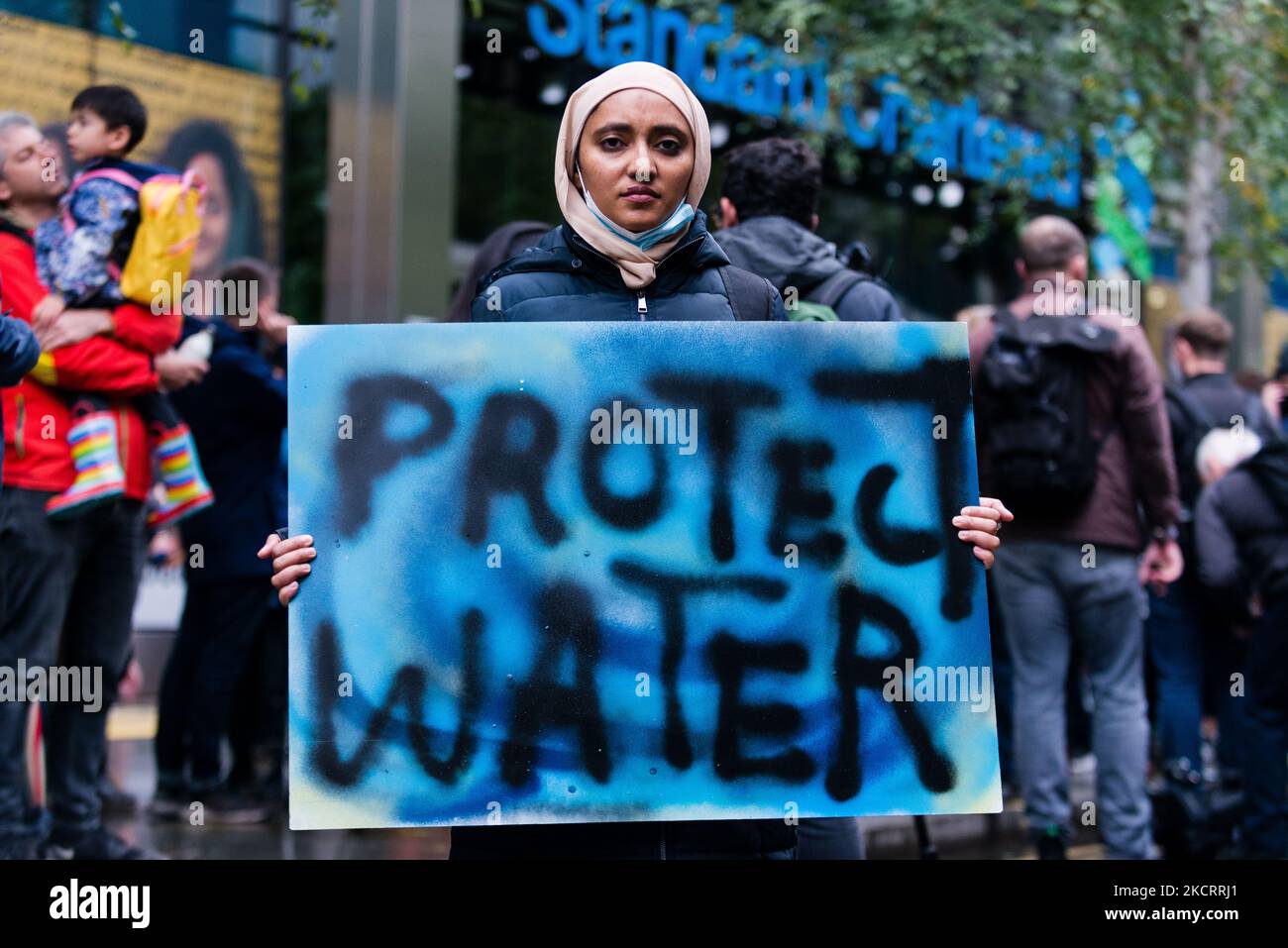 Des militants du climat protestent devant le siège de Standard Chartered à Londres, en Grande-Bretagne, le 29 octobre 2021. Les manifestants pour le climat partout dans le monde exigent que le système financier mondial arrête son financement des compagnies de combustibles fossiles. Selon un rapport d'une coalition d'ONG, les plus grandes banques du monde ont versé $3,8 billions de dollars en compagnies de combustibles fossiles depuis l'accord de Paris sur le climat de 2015. (Photo de Maciek Musialek/NurPhoto) Banque D'Images