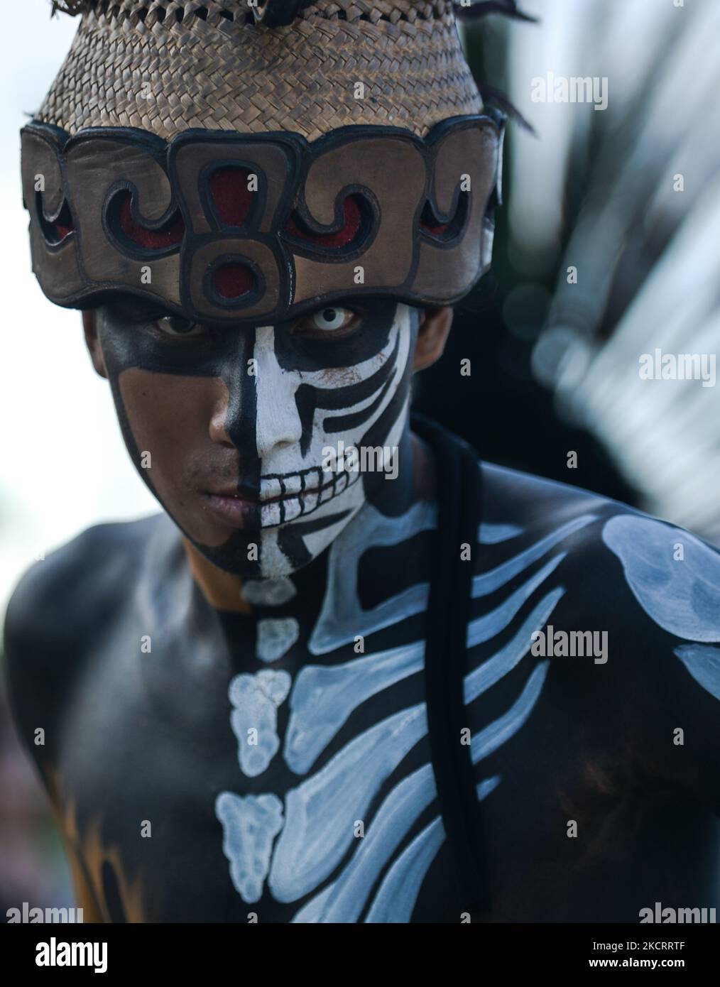 Un membre du groupe de danse préhispanique Ki'in WAC pose une photo avant la représentation à la première édition du Concours des autels du jour des morts (Día de Muertos) à Playa Del Carmen Beach. Le vendredi 29 octobre 2021, à Playa Del Carmen, Quintana Roo, Mexique. (Photo par Artur Widak/NurPhoto) Banque D'Images